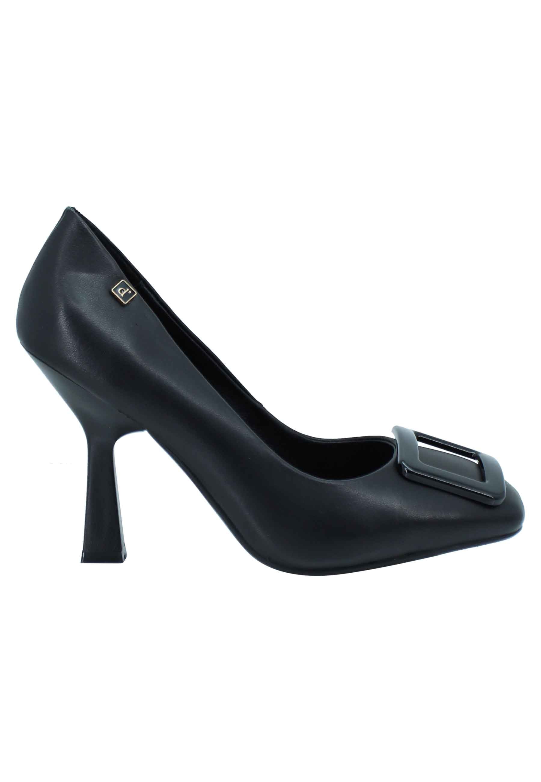 Women's pumps in black leather with square toe and matching accessory