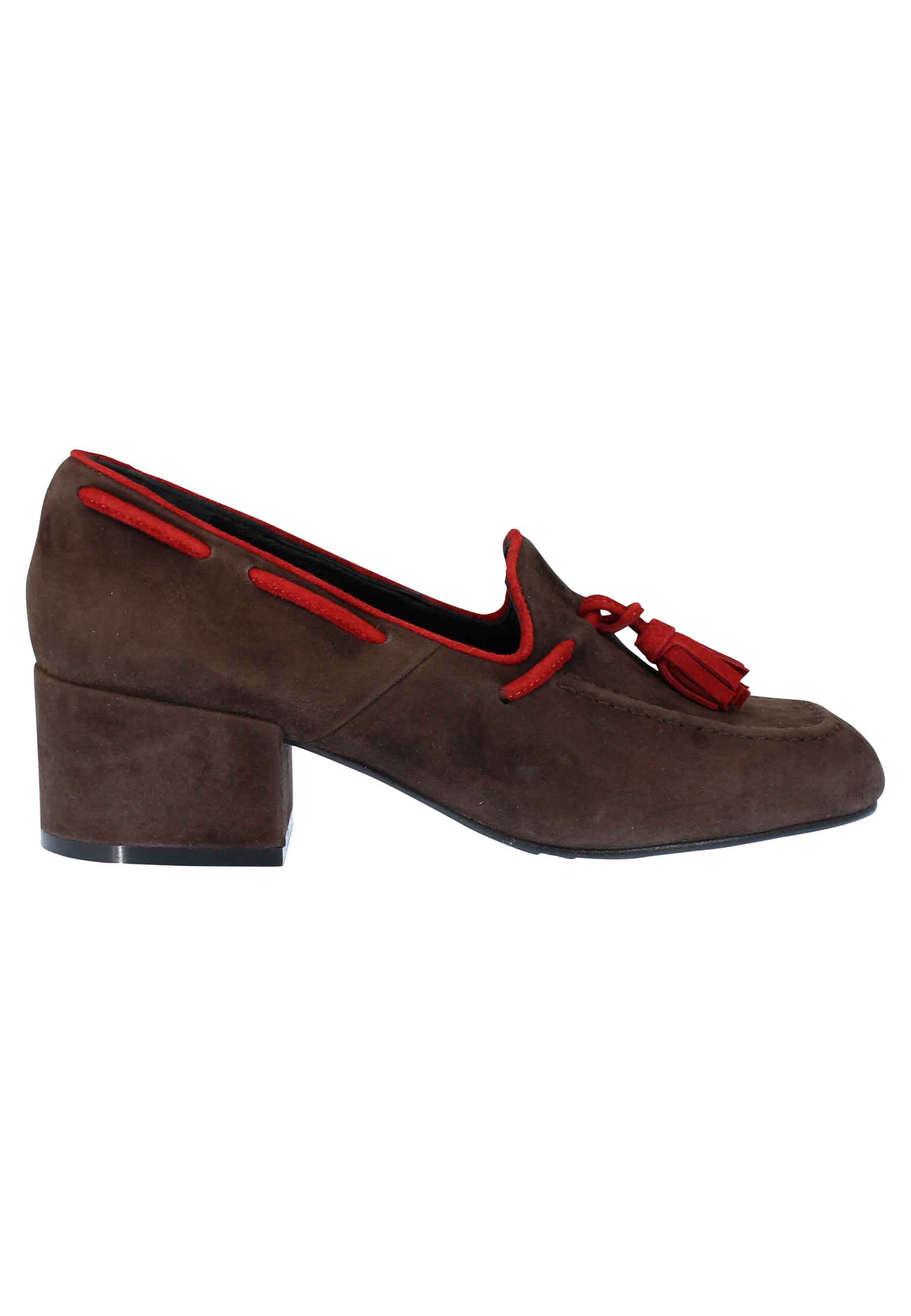 Mocassins femme en daim marron à pompons contrastés, bout rond