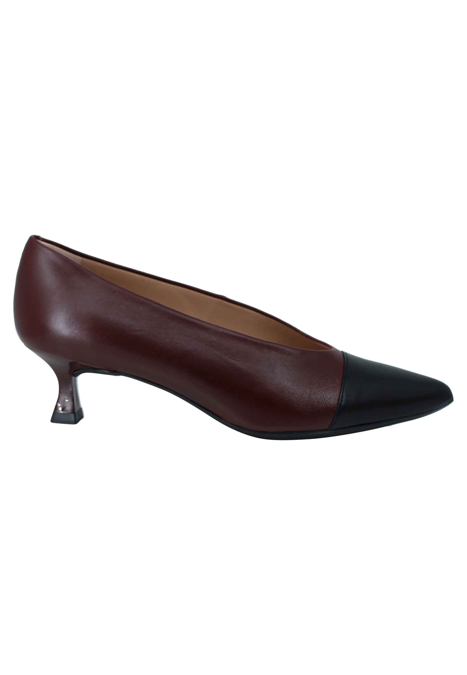 Women's décolleté in burgundy leather with low heel and high neckline