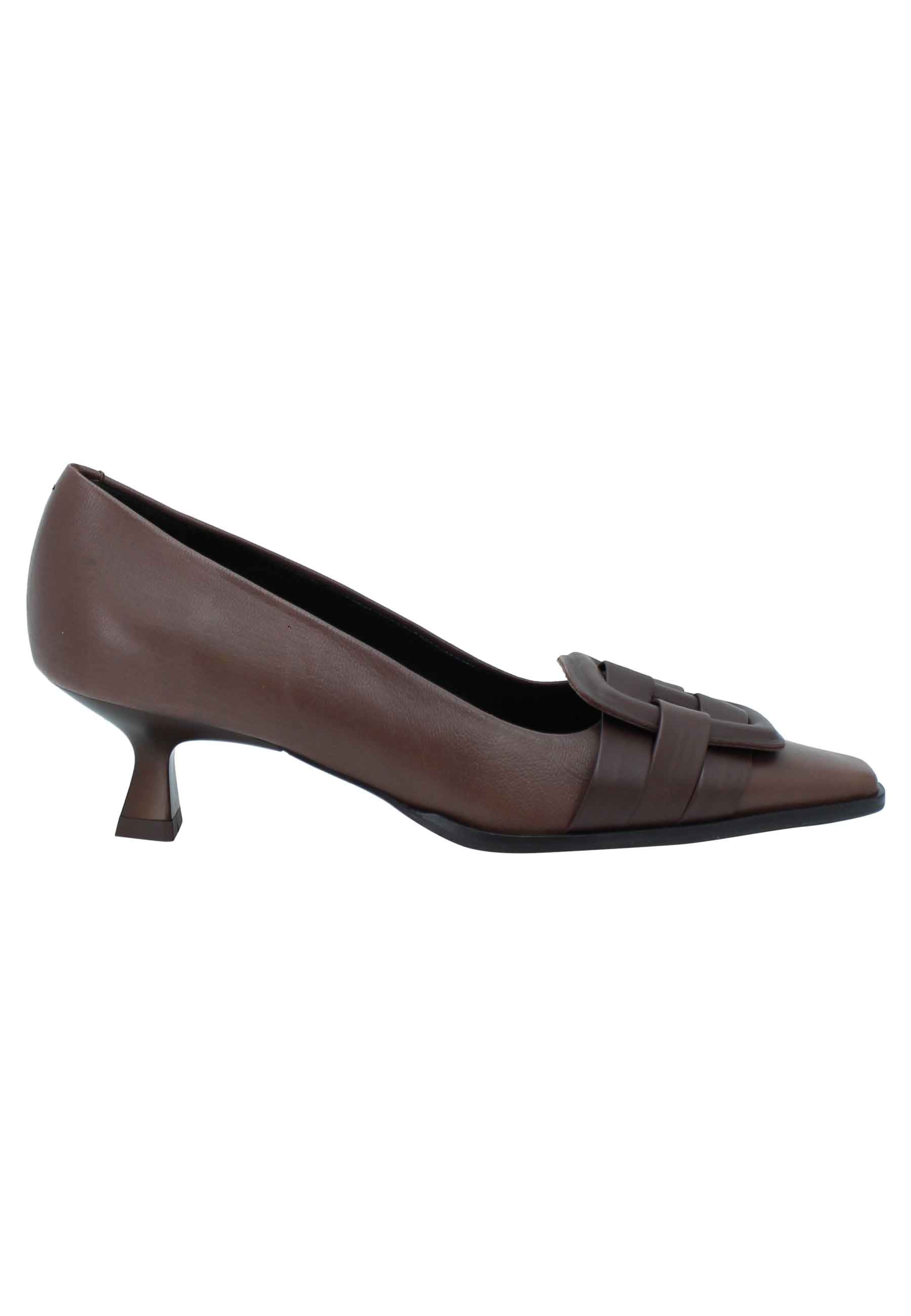 Women's low heel brown leather pumps with accessory