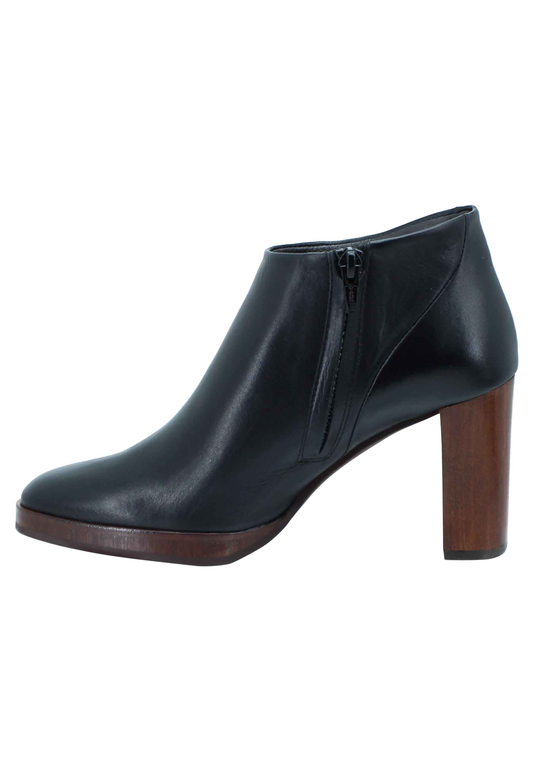 Women's ankle boots in black leather with high heel and platform