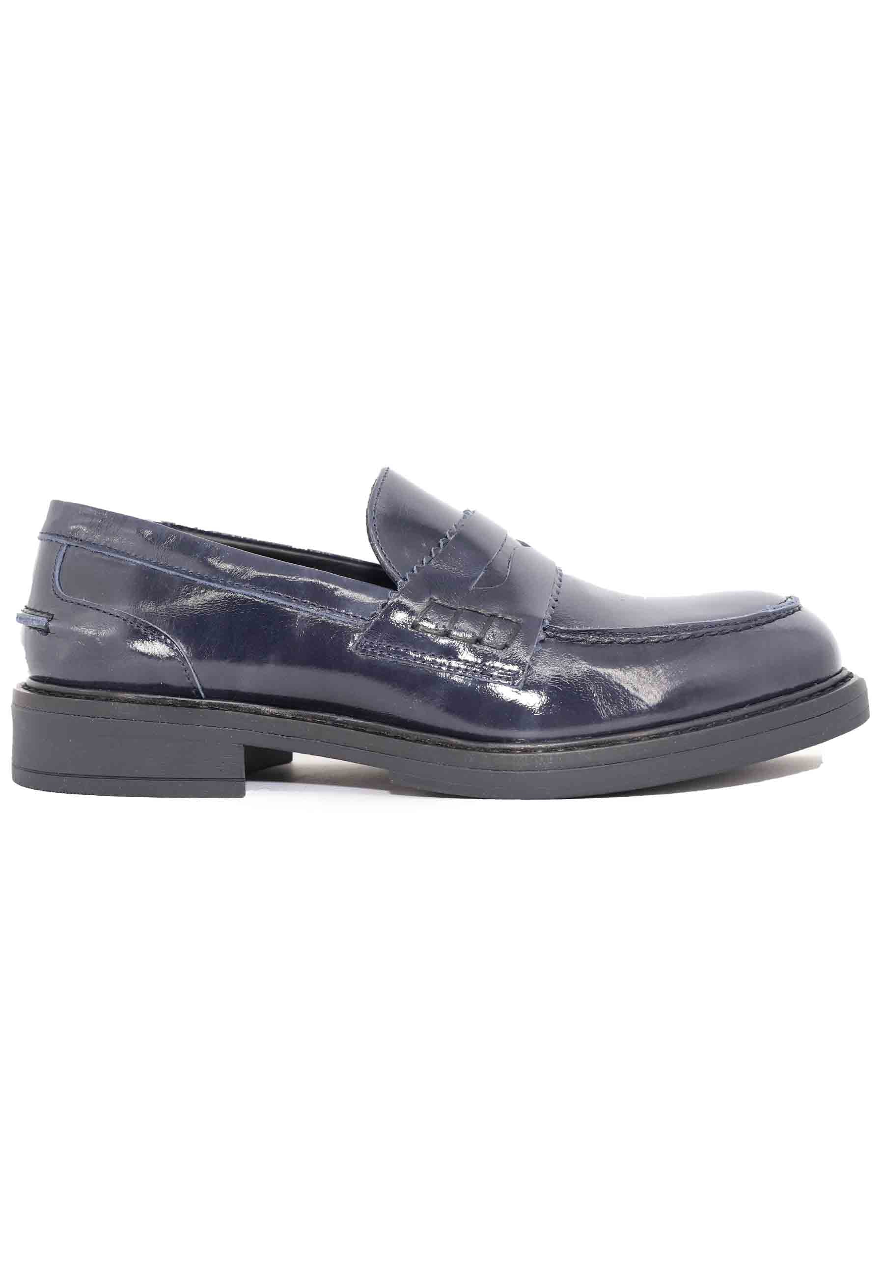 Women's moccasins in blue shiny leather with rubber sole