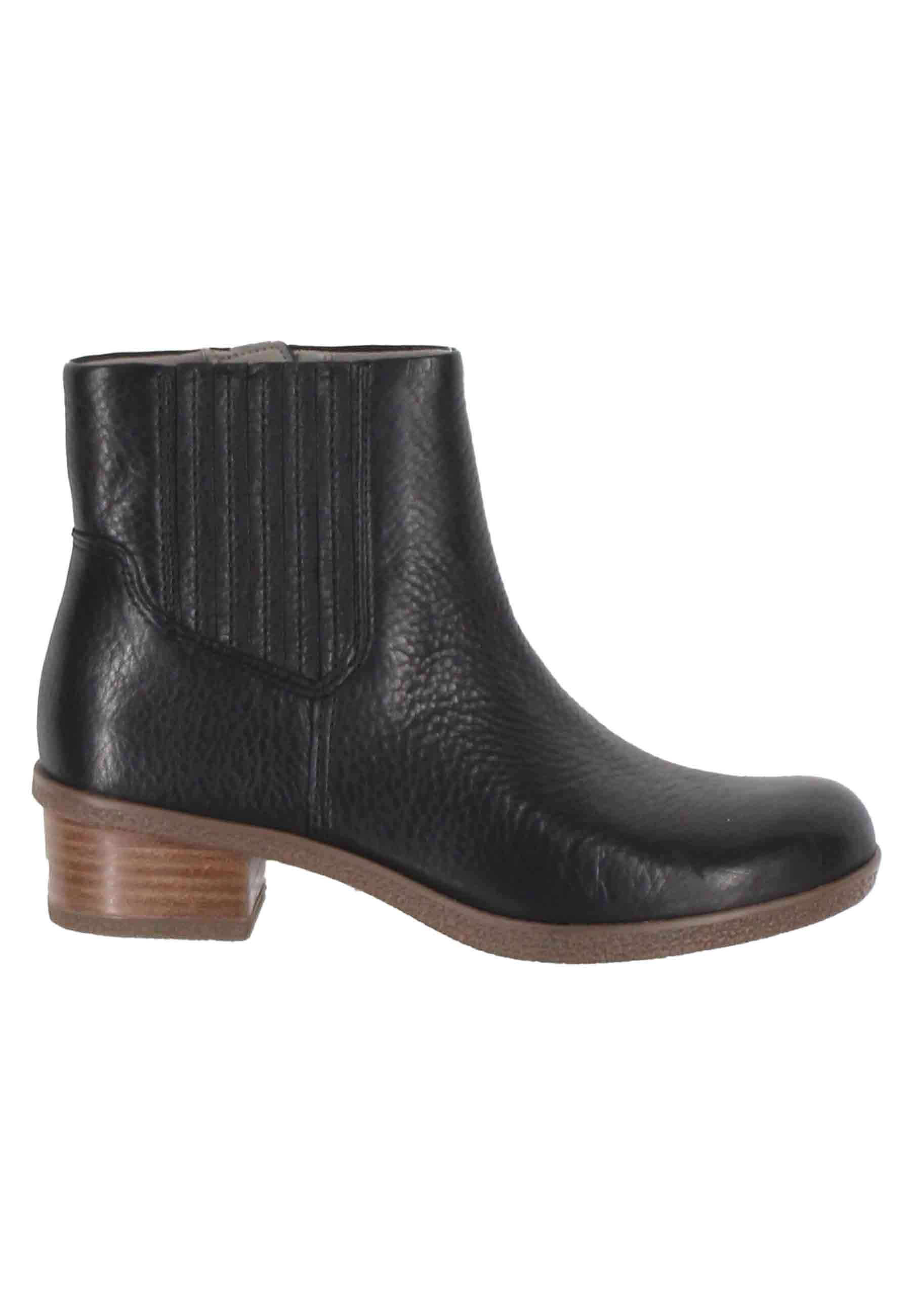 Whaterproff women's ankle boots in black leather with rubber sole