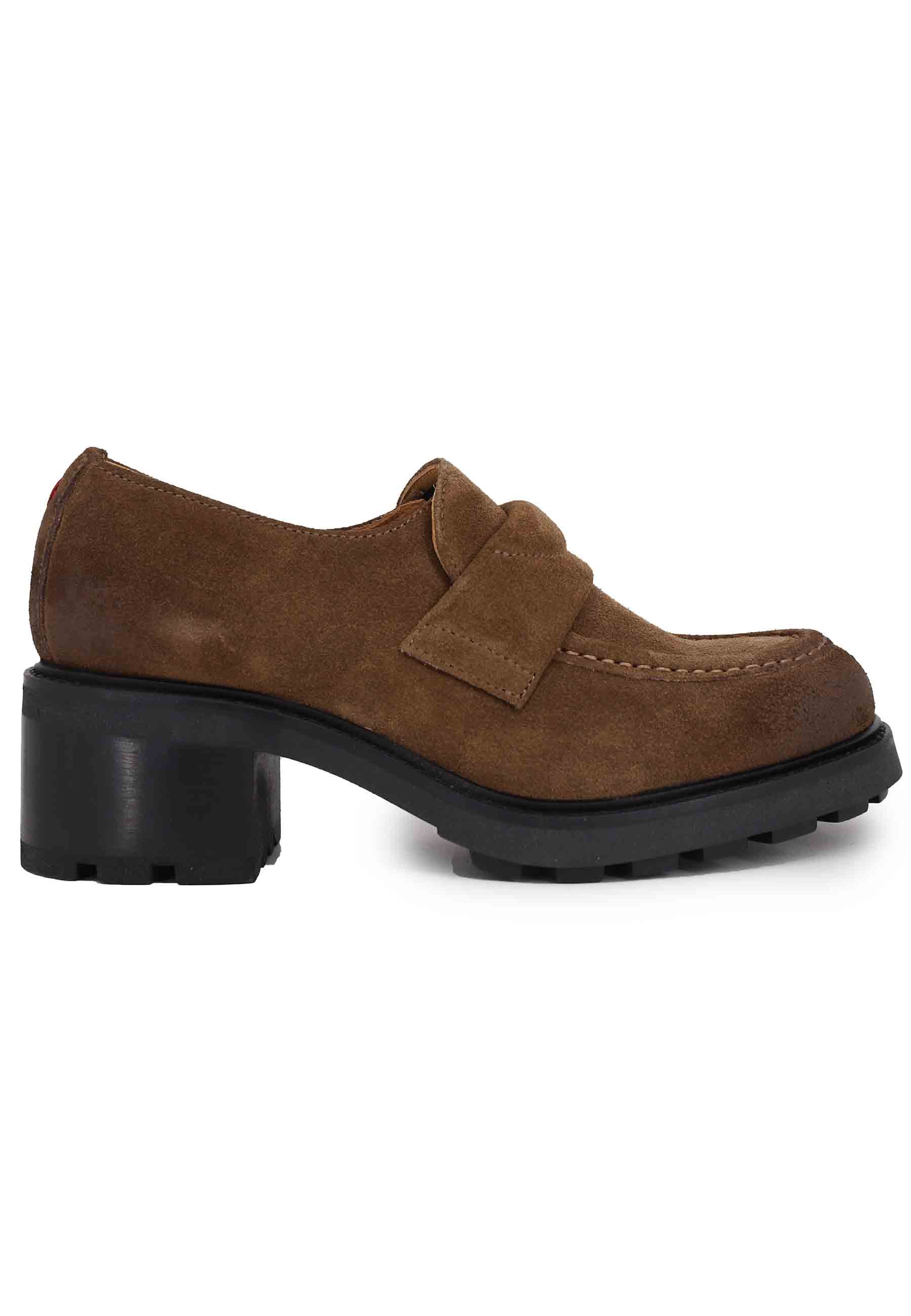 Women's moccasins in brown suede with lug sole