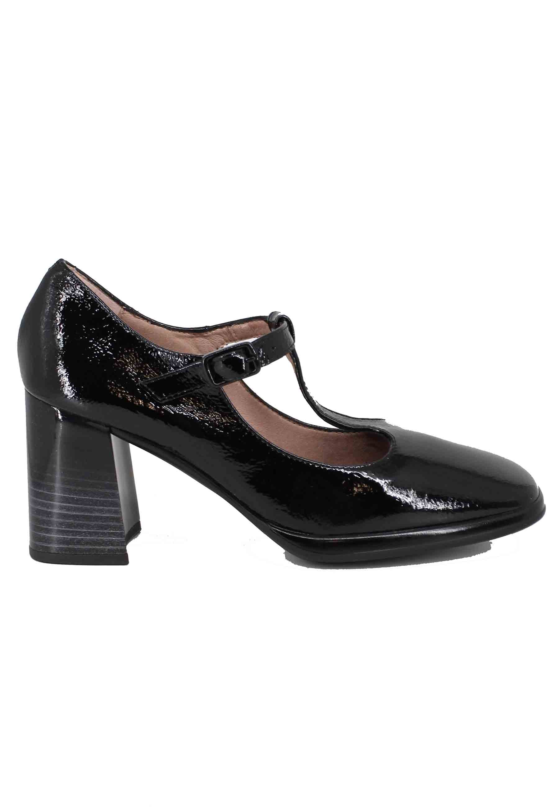 Women's pumps in shiny black leather with straps and high heel