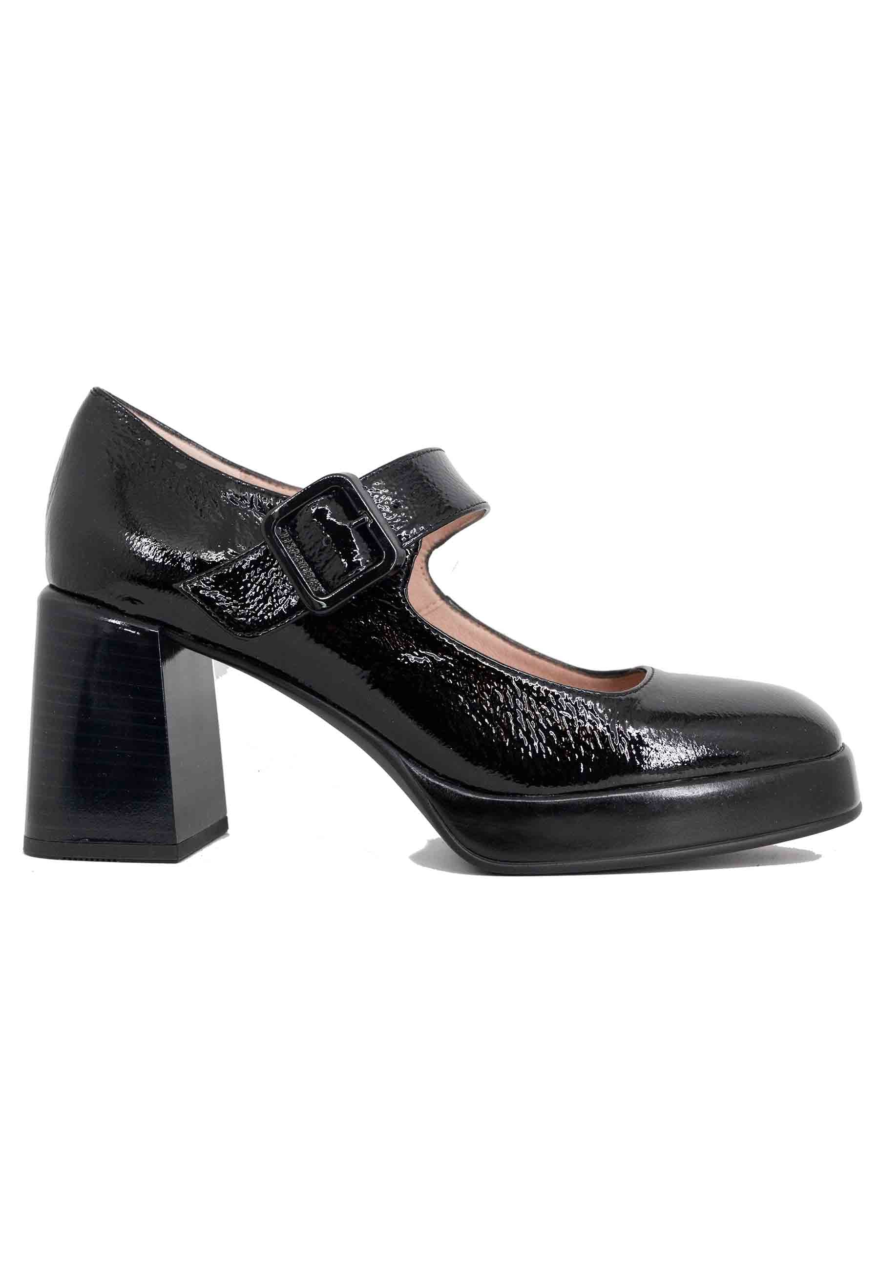 Women's black leather pumps with heel and plateau