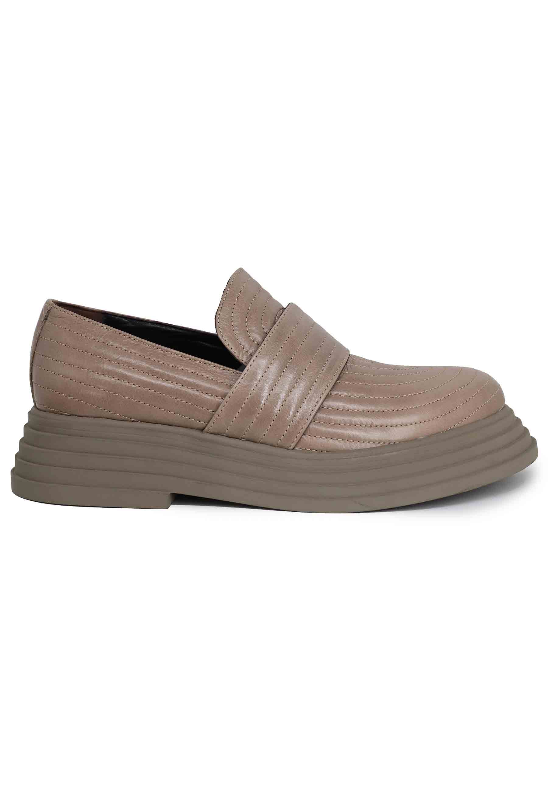Women's moccasins in taupe leather with stitching and rubber sole