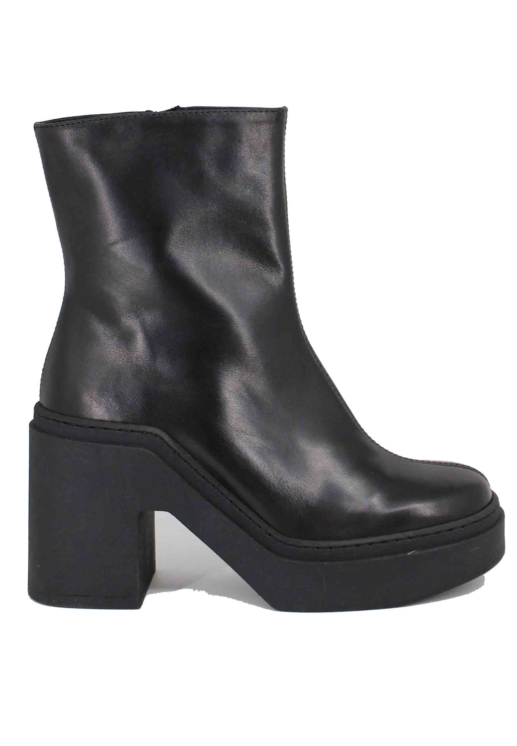 Bottines femme en cuir noir avec semelle compensée en caoutchouc