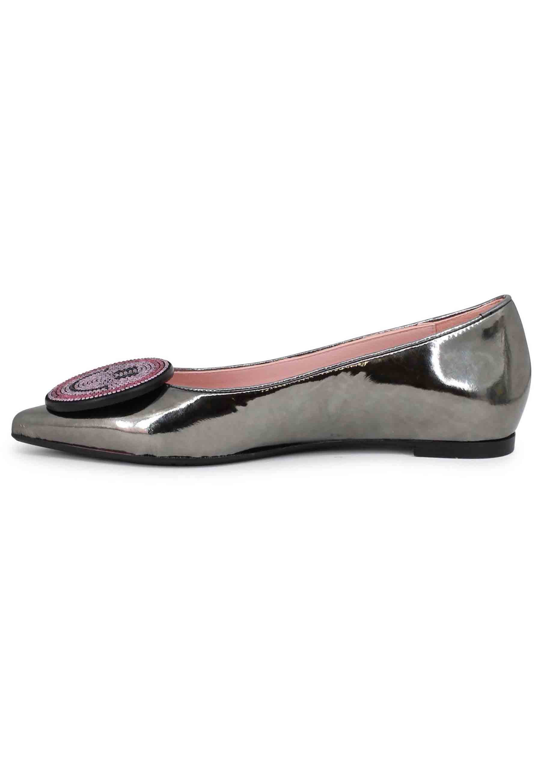 Women's ballet flats in mirror gray patent leather with buckle