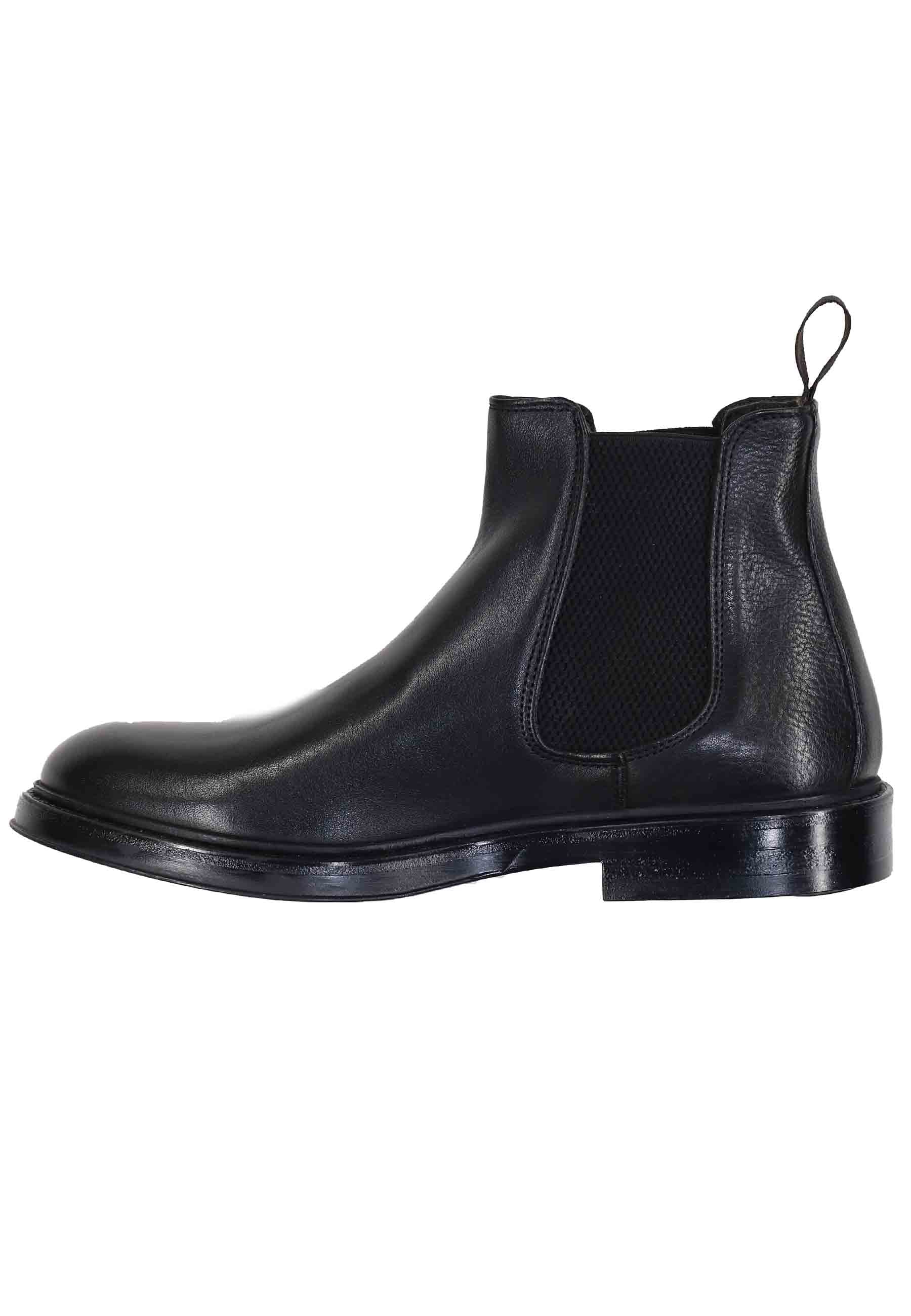 Bealtles ankle boots in black leather with round toe rubber sole