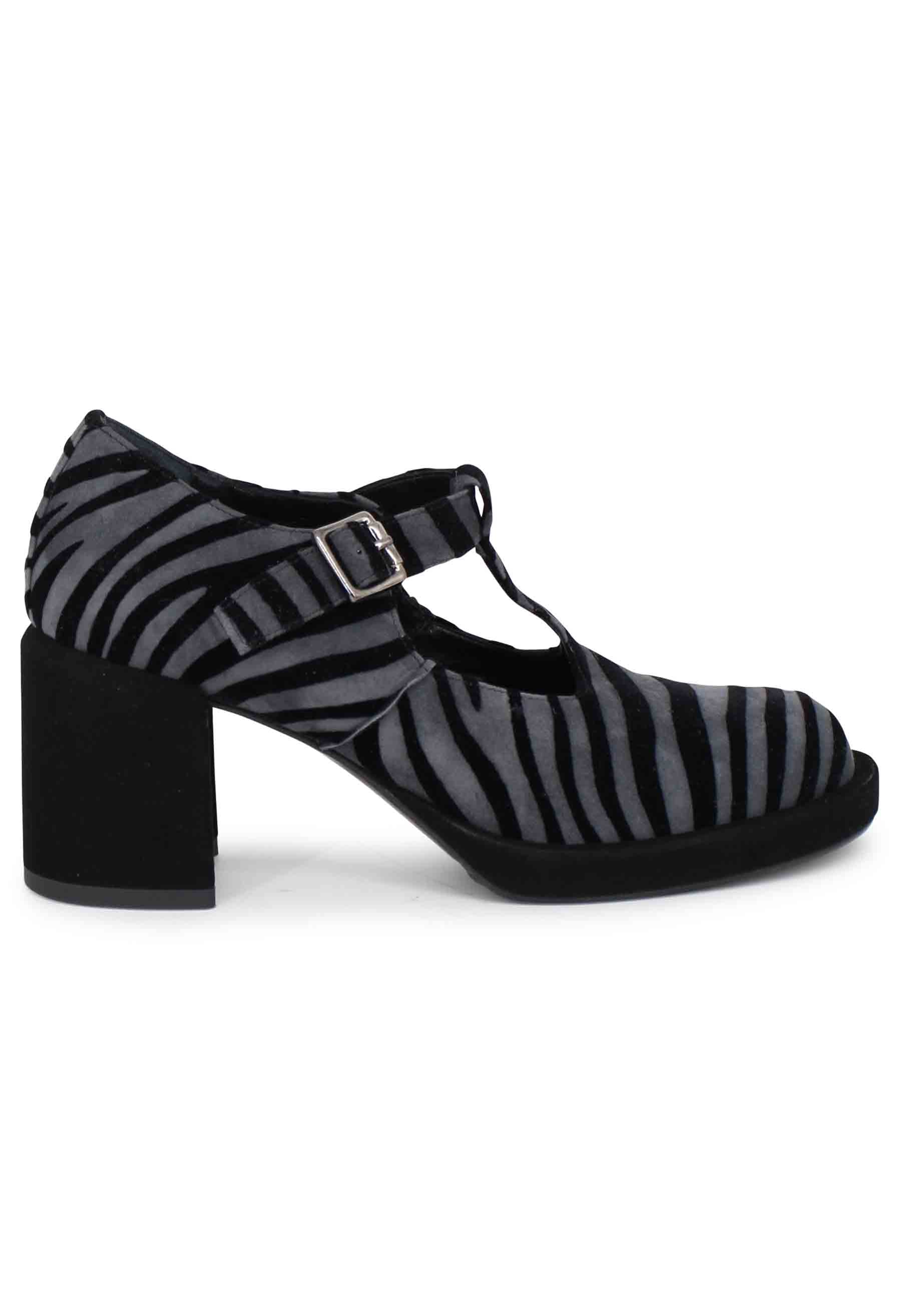 Women's pumps in black and gray suede with heel and plateau