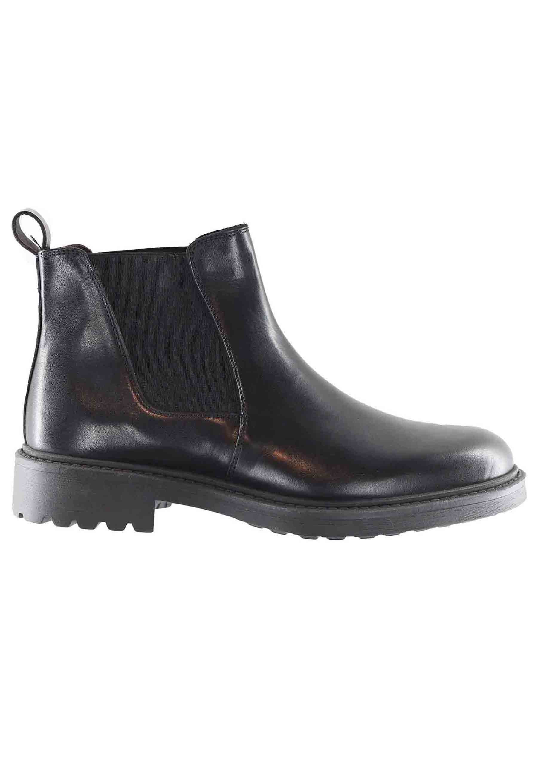 Men's chelsea boot in black leather with lug sole