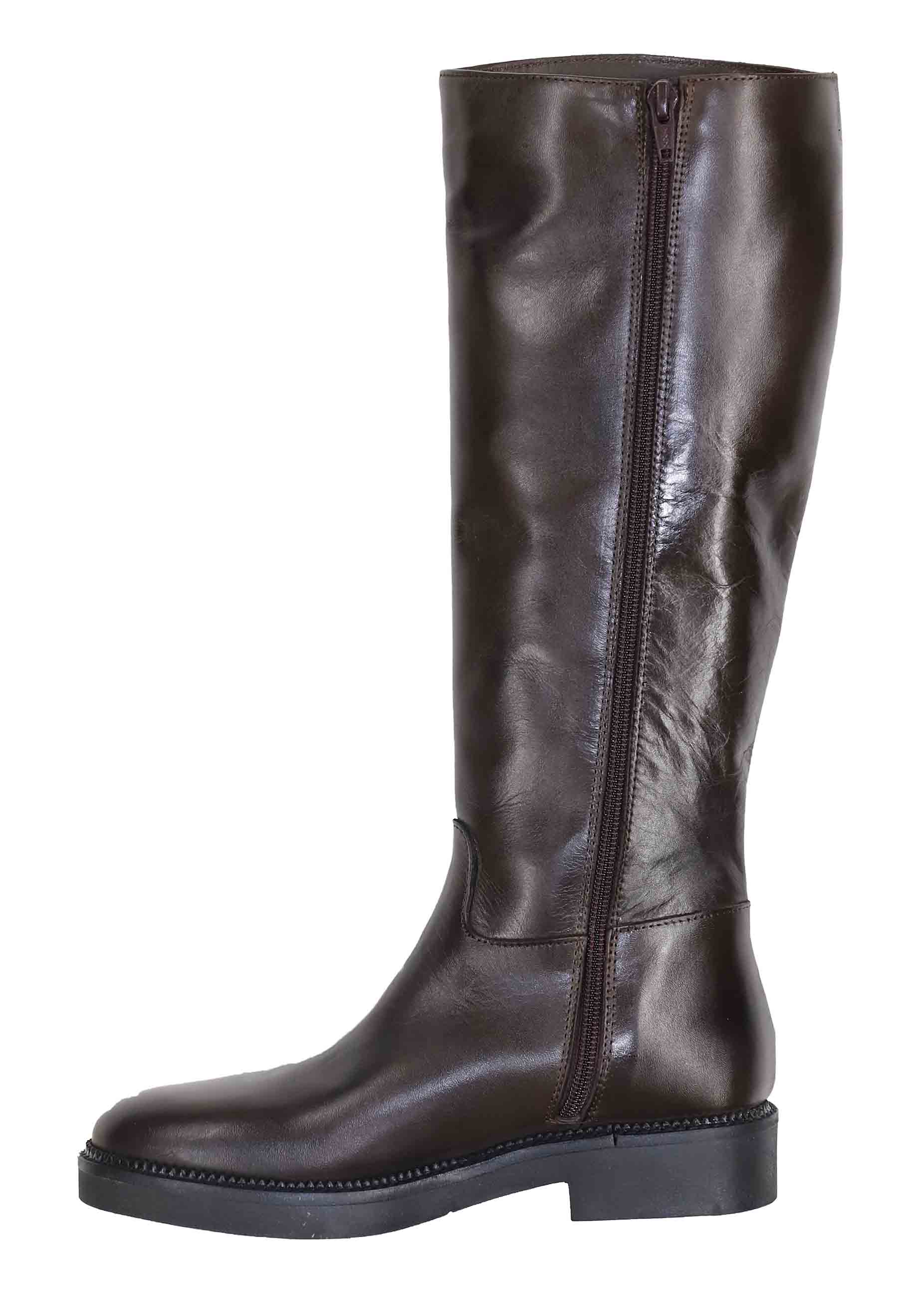 Women's boots in dark brown leather with low heel and round toe