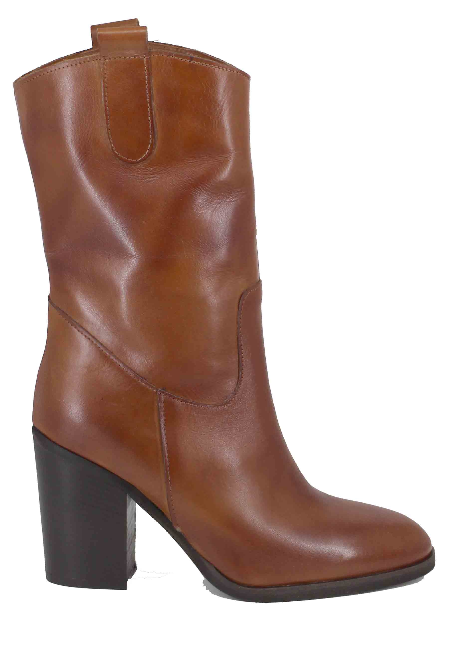 Boots femme mi-mollet en cuir beige à talon haut