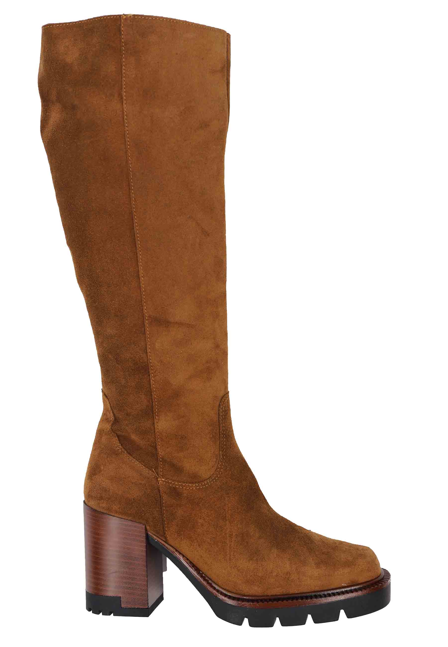 Women's boots in leather suede with rubber heel and platform