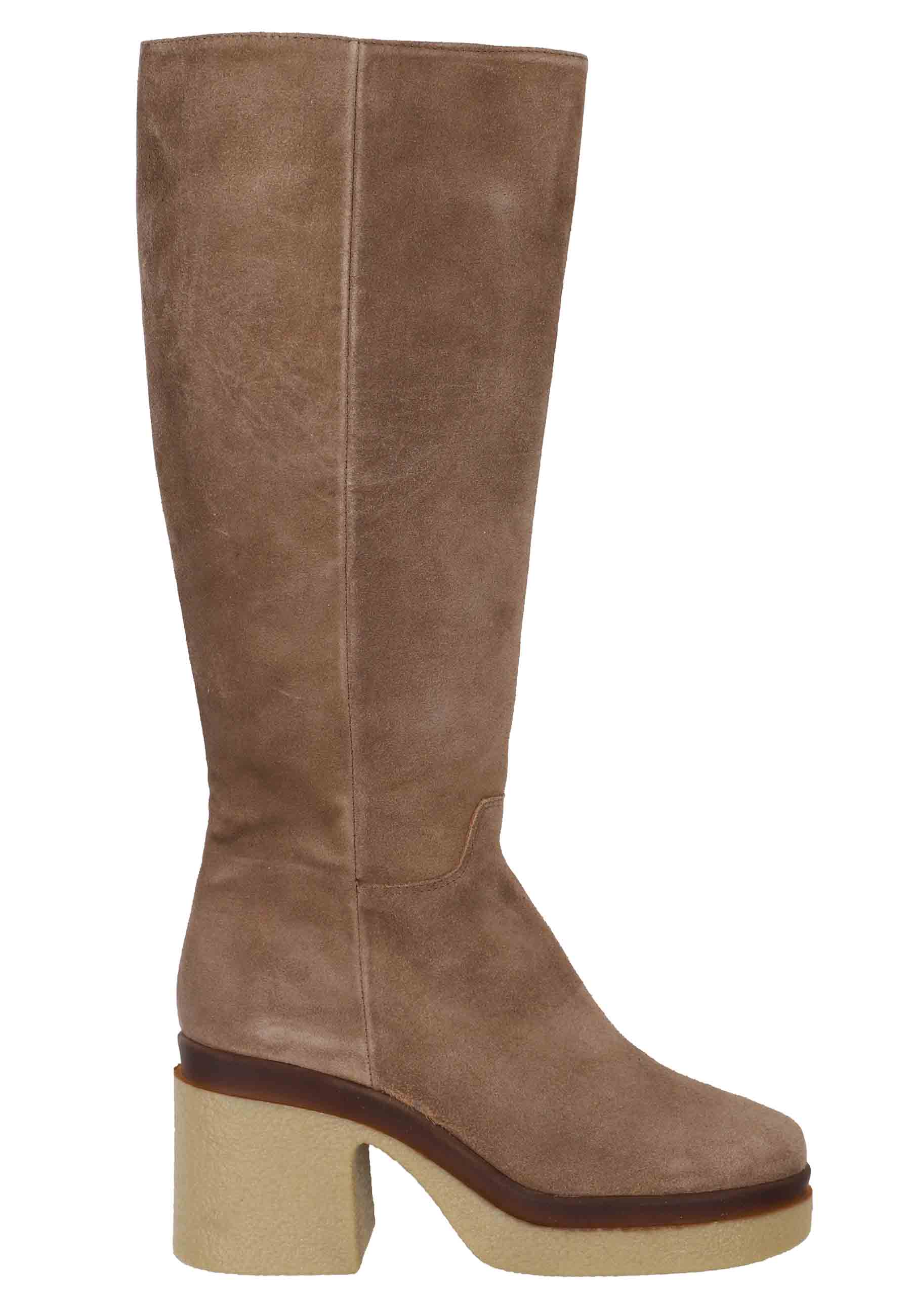 Boots femme en daim taupe à talon haut en crêpe