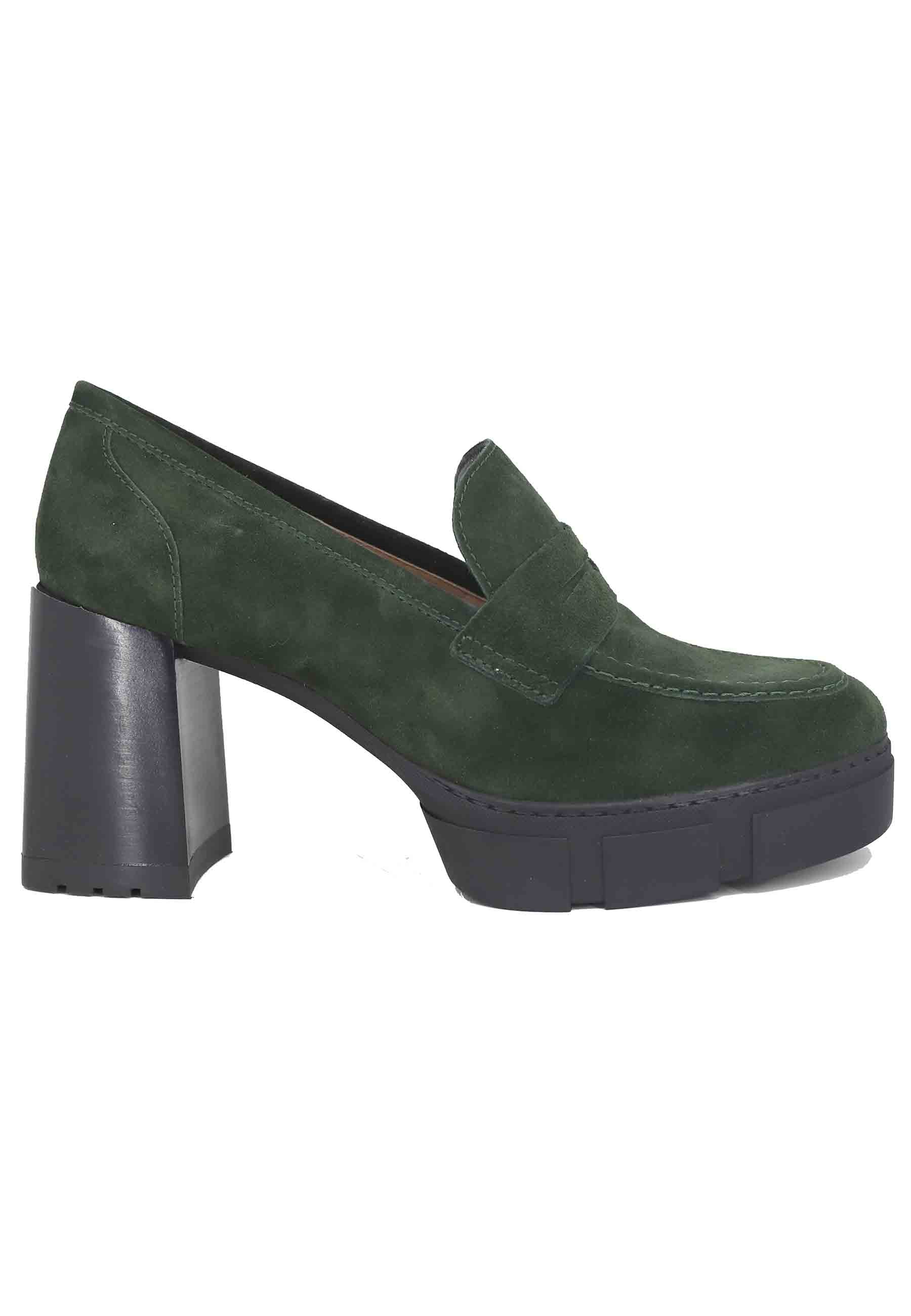 Women's moccasins in green suede with high heel and plateau