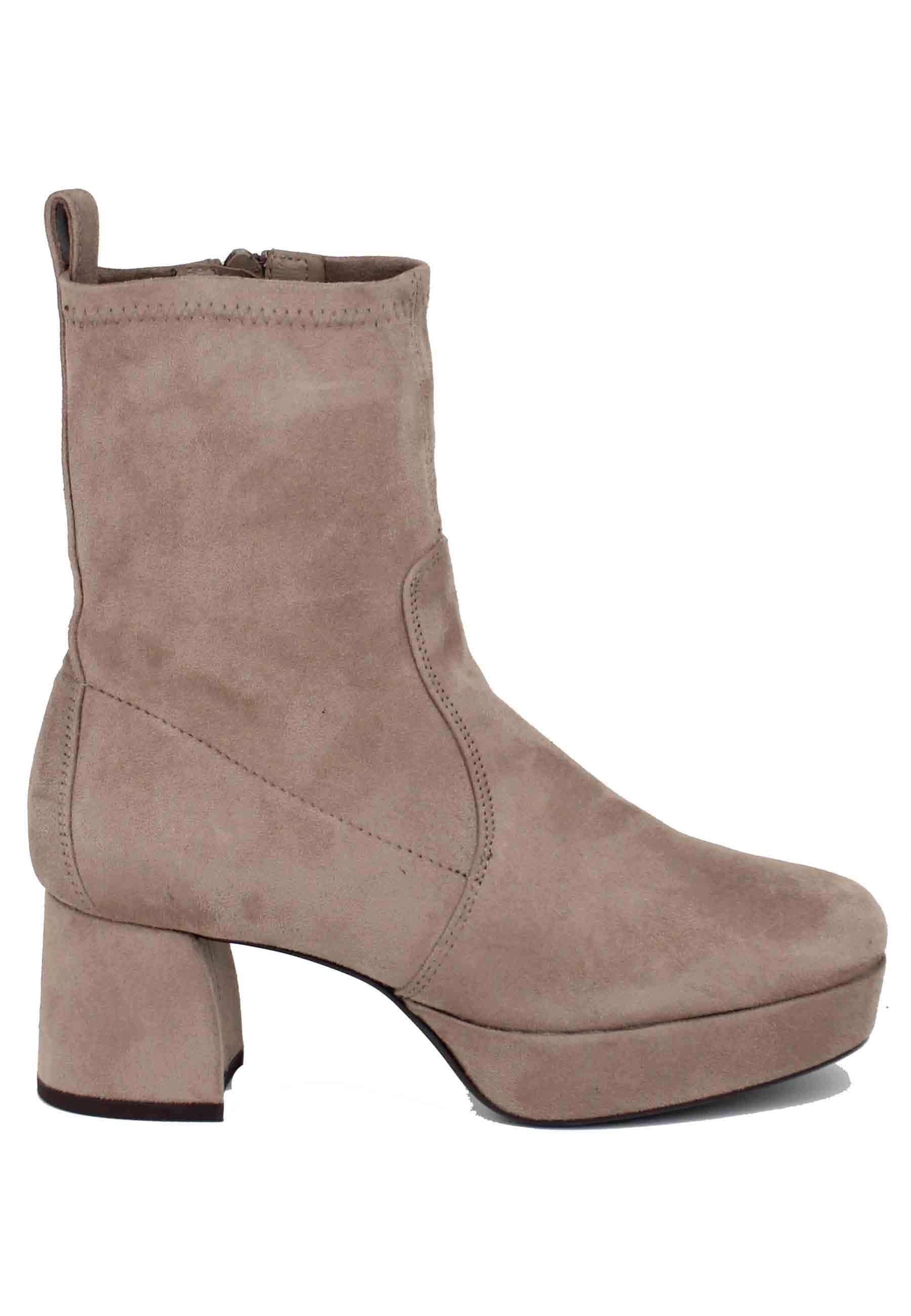 Stivaletti donna in camoscio taupe con tacco e plateau