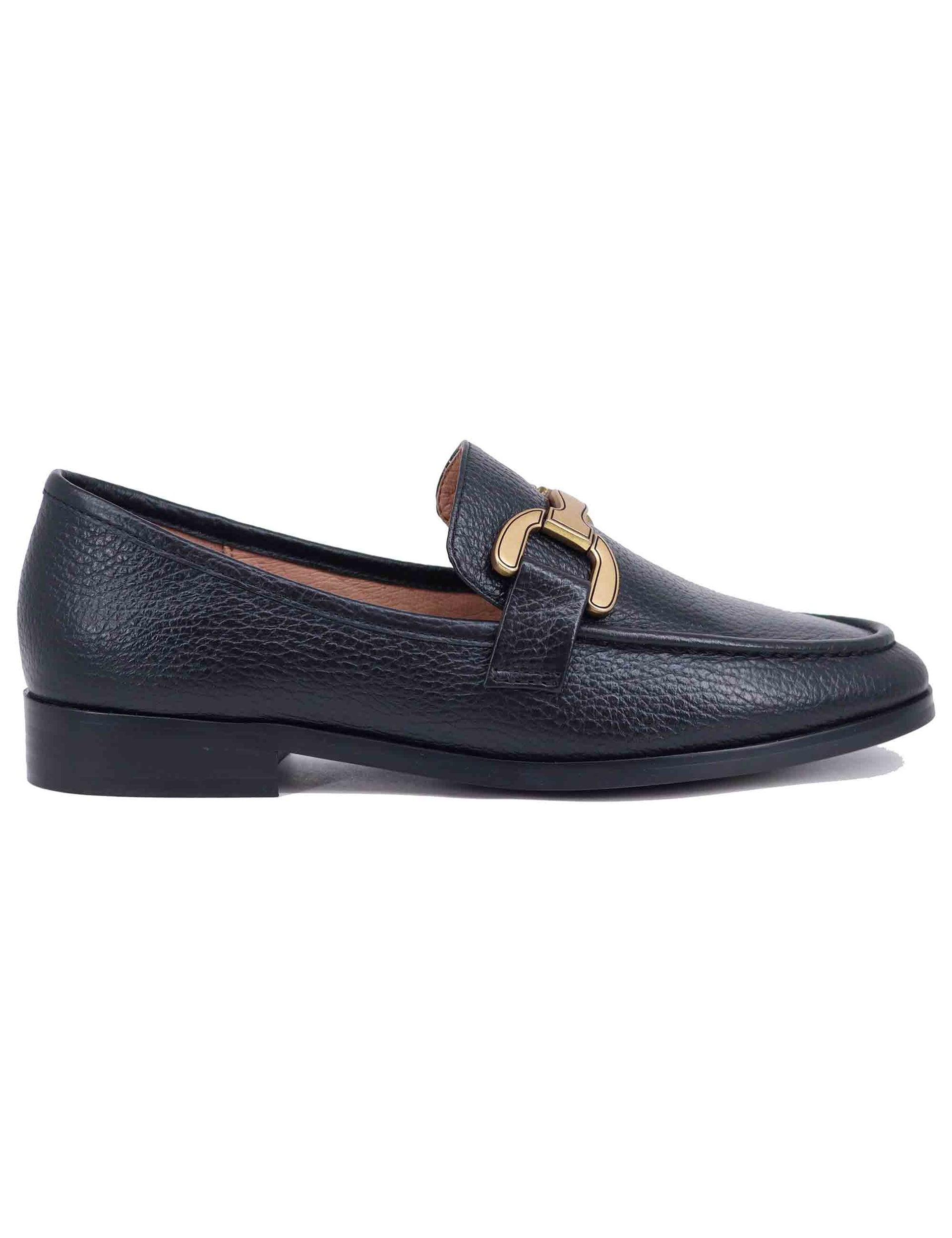 Vela women's moccasins in black leather with clamp