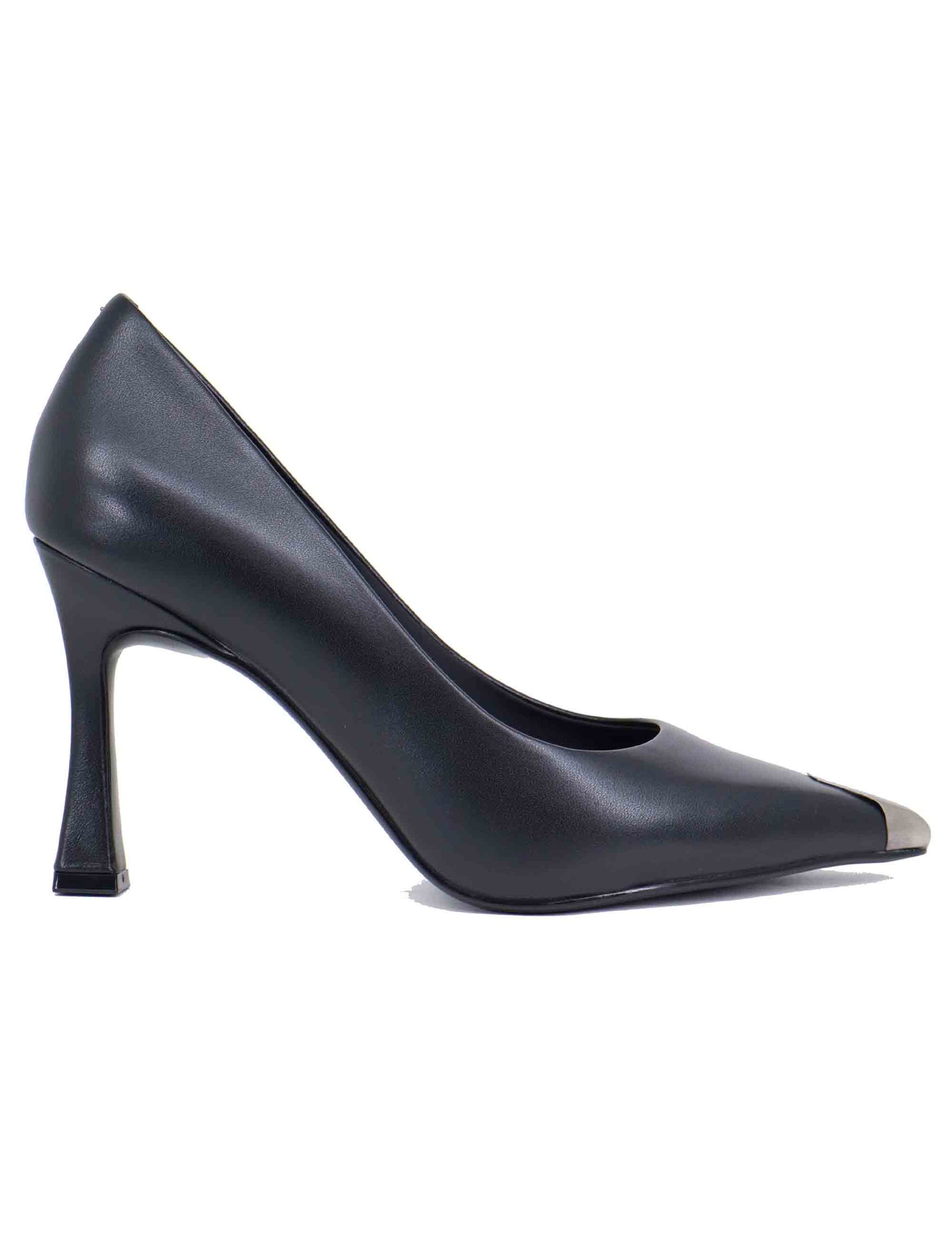 Women's black leather pumps with high heel and toe cap