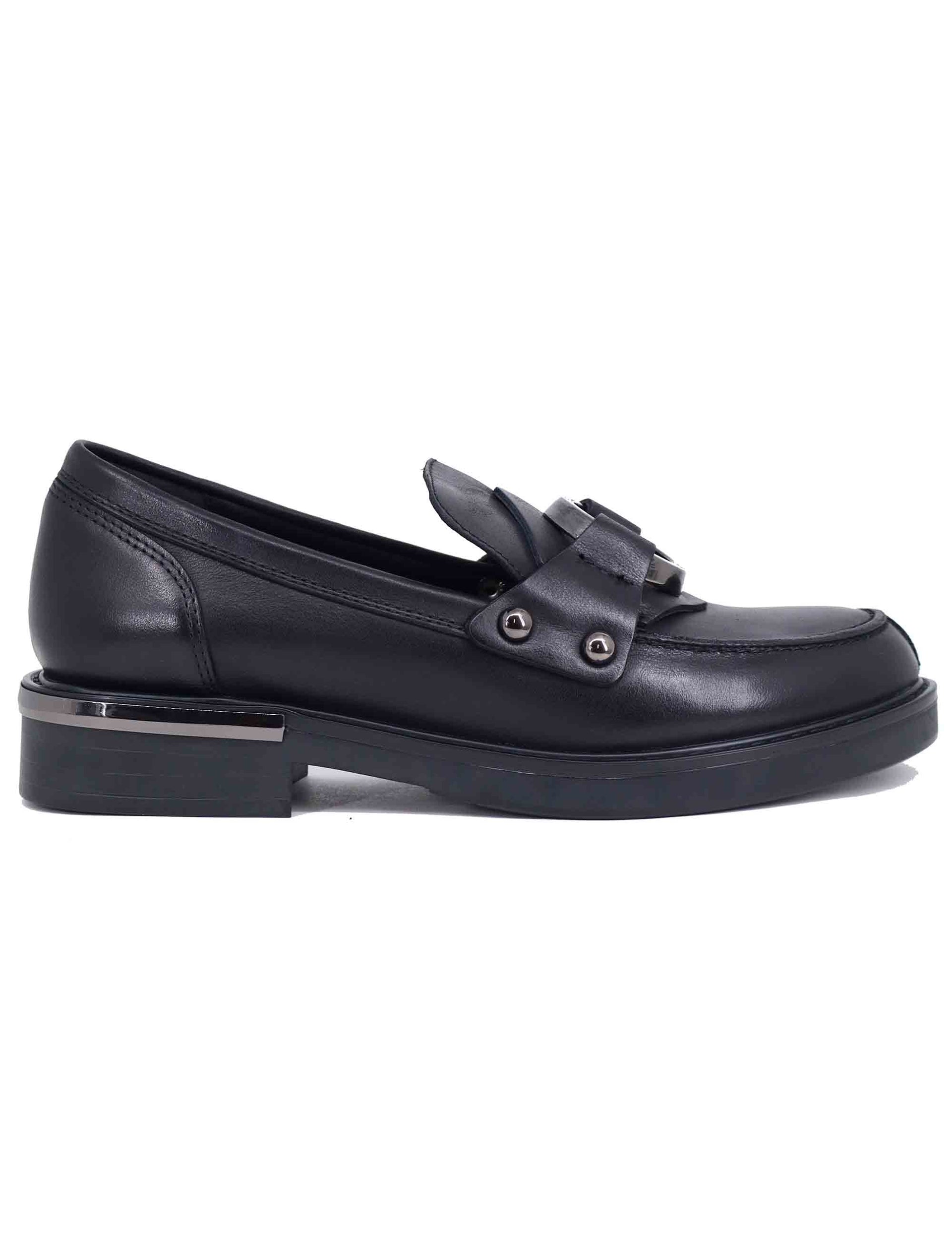 Women's black leather loafers with clamp and round toe