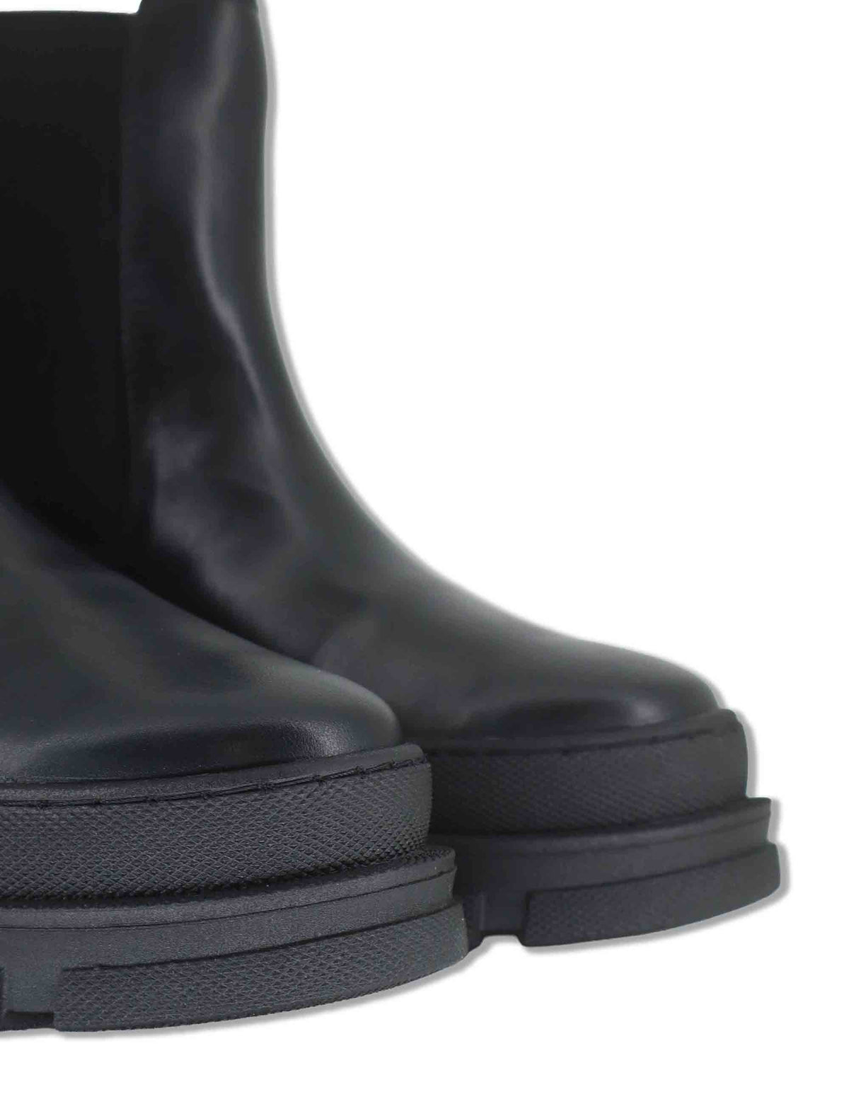 Stivaletti beatles donna in pelle ingrassata nera con elastici laterali punta tonda e suola carrarmato SP70655 001 Spatarella 