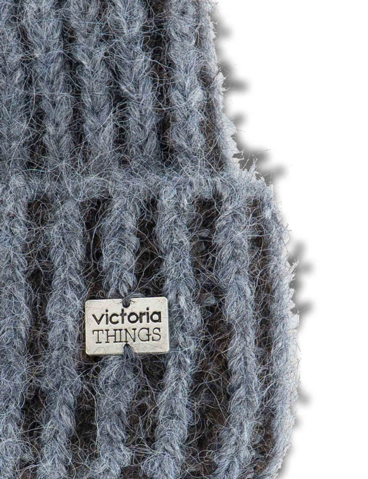 Berretto donna in maglia a coste grigio bicolore con placca in metallo 100% vegan 9126020 12 Gris Victoria 
