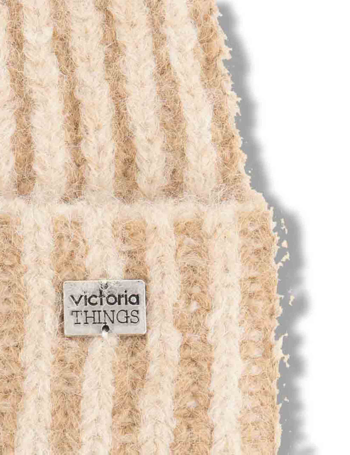 Berretto donna in maglia a coste beige bicolore con placca in metallo 100% vegan 9126020 80 Beige Victoria 