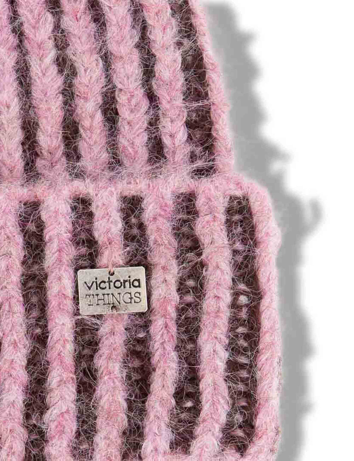 Berretto donna in maglia a coste fuxia bicolore con placca in metallo 100% vegan 9126020 94 Nalva Victoria 