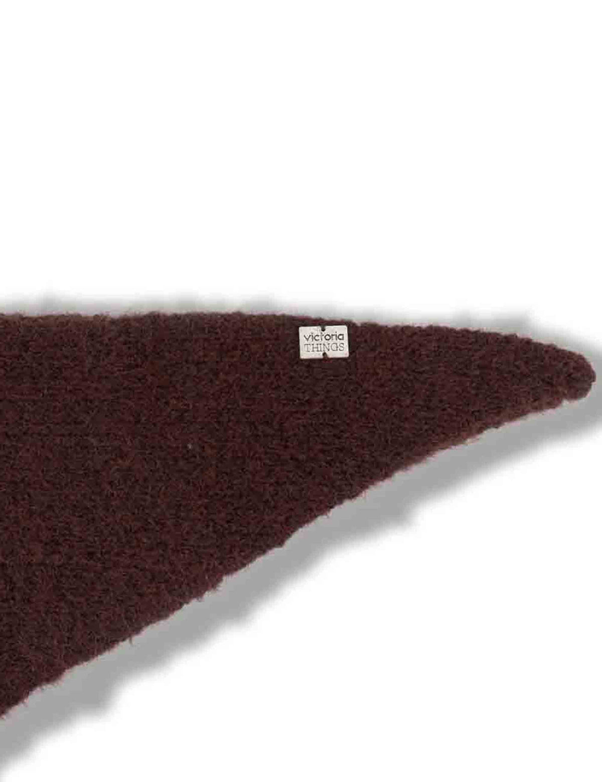 Sciarpa triangolare donna in maglia bordeaux con placca in metallo 100% vegan 9126021 41 Burdeos Victoria 