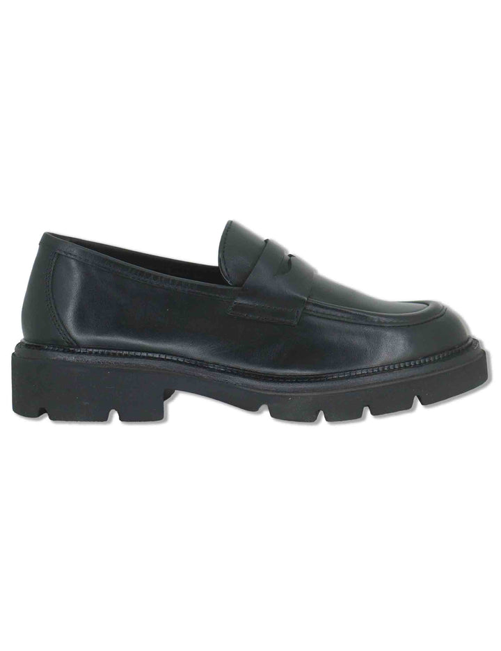 Mocassini donna in pelle nera con bendina liscia e suola carrarmato UB385209 600123 Vueva 