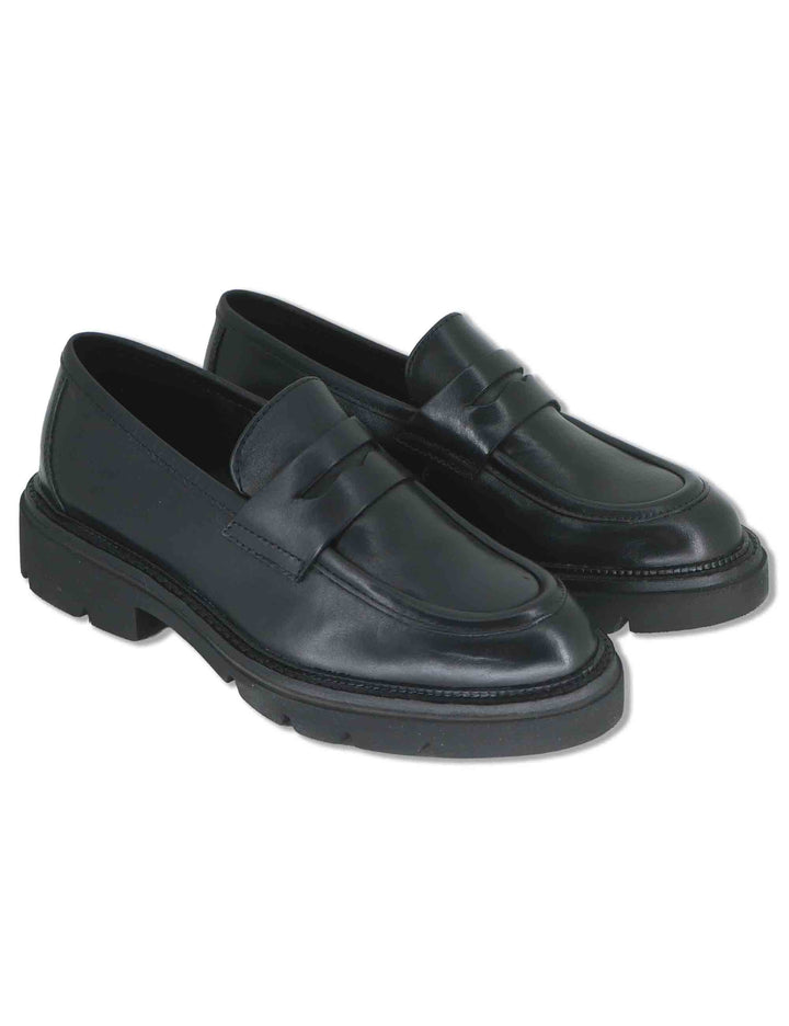 Mocassini donna in pelle nera con bendina liscia e suola carrarmato UB385209 600123 Vueva 
