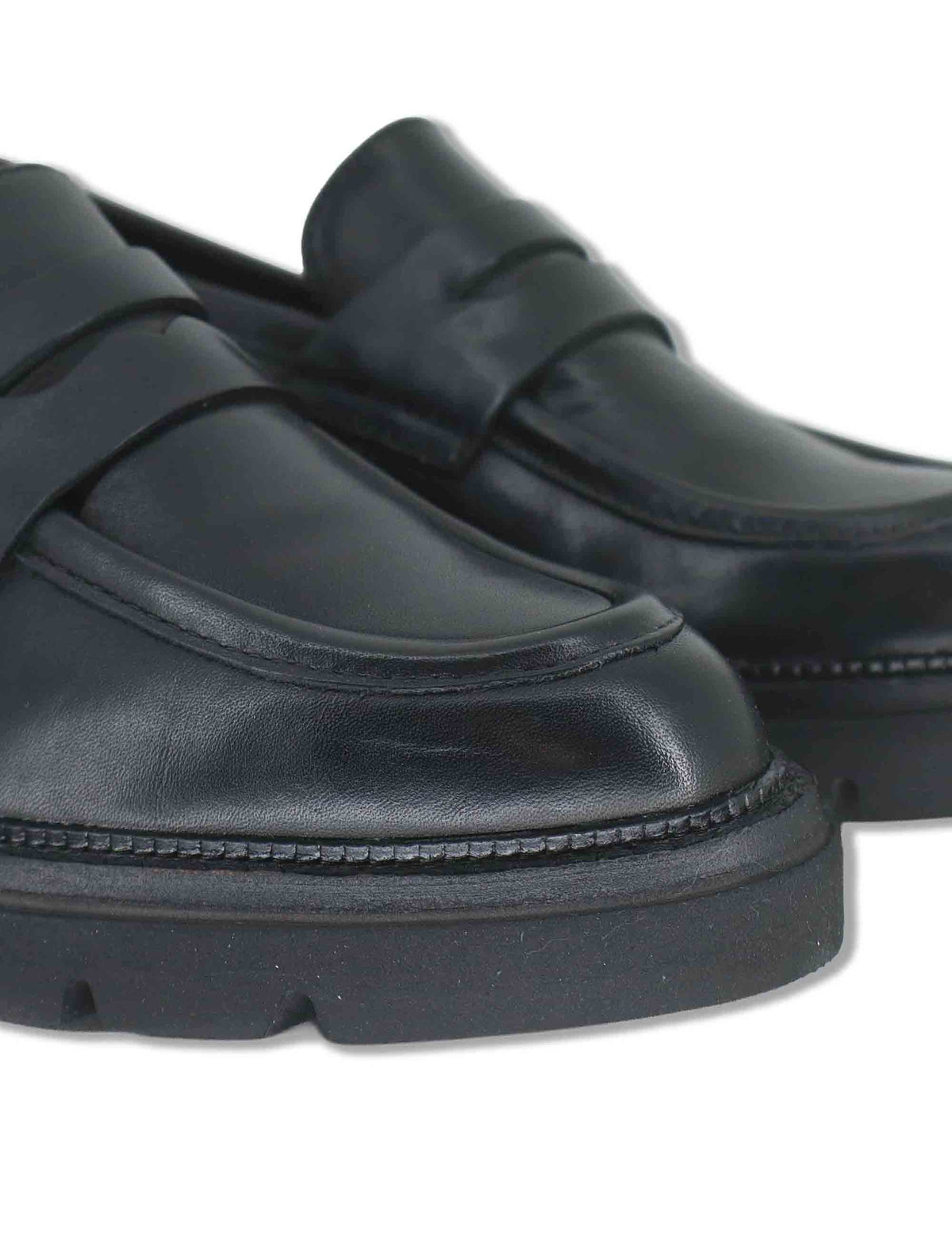 Mocassini donna in pelle nera con bendina liscia e suola carrarmato UB385209 600123 Vueva 