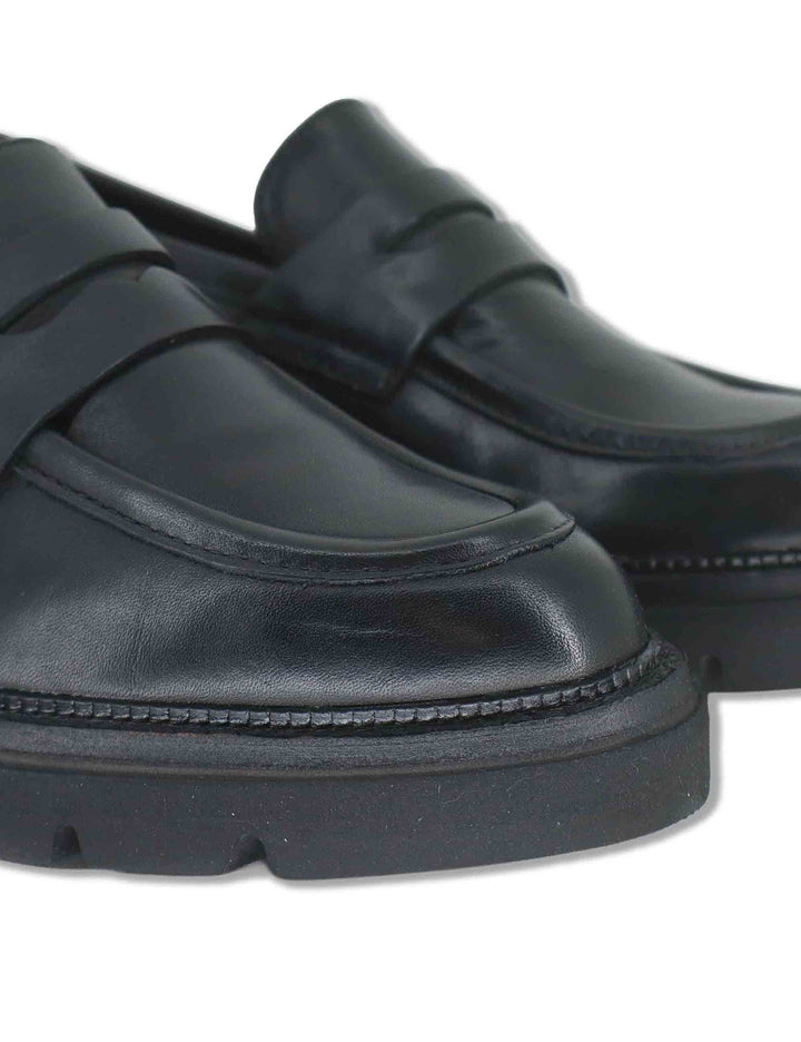 Mocassini donna in pelle nera con bendina liscia e suola carrarmato UB385209 600123 Vueva 