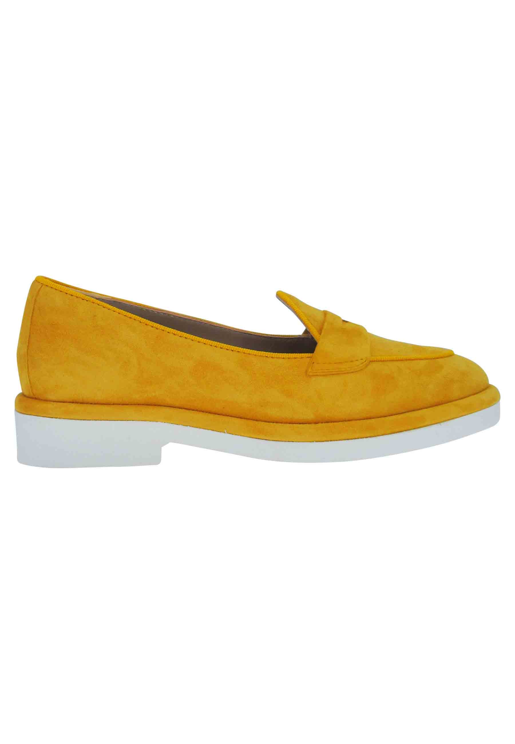 Mocassins femme en daim safran et semelle en caoutchouc