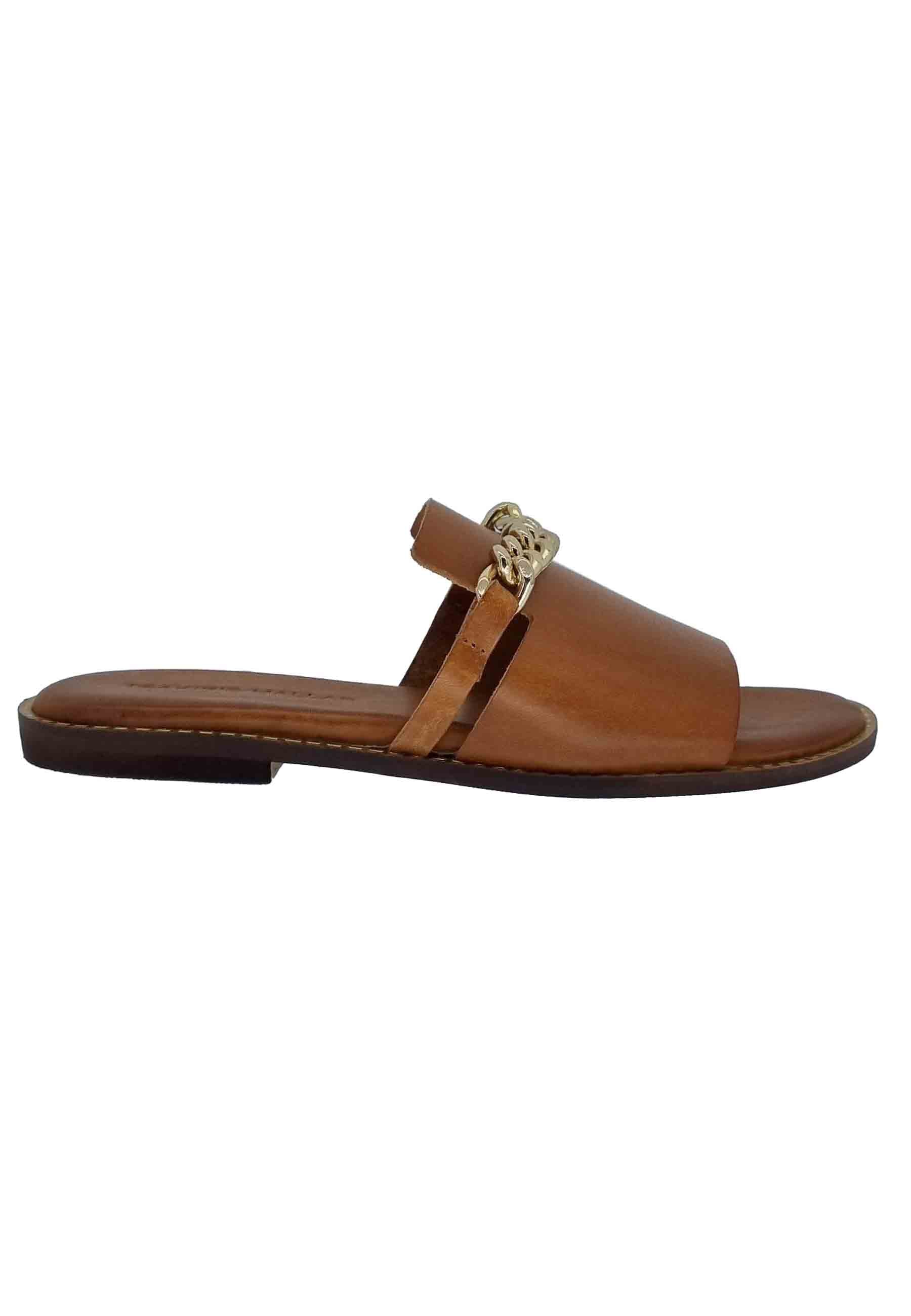 Sandali flat donna in pelle cuoio con catena oro