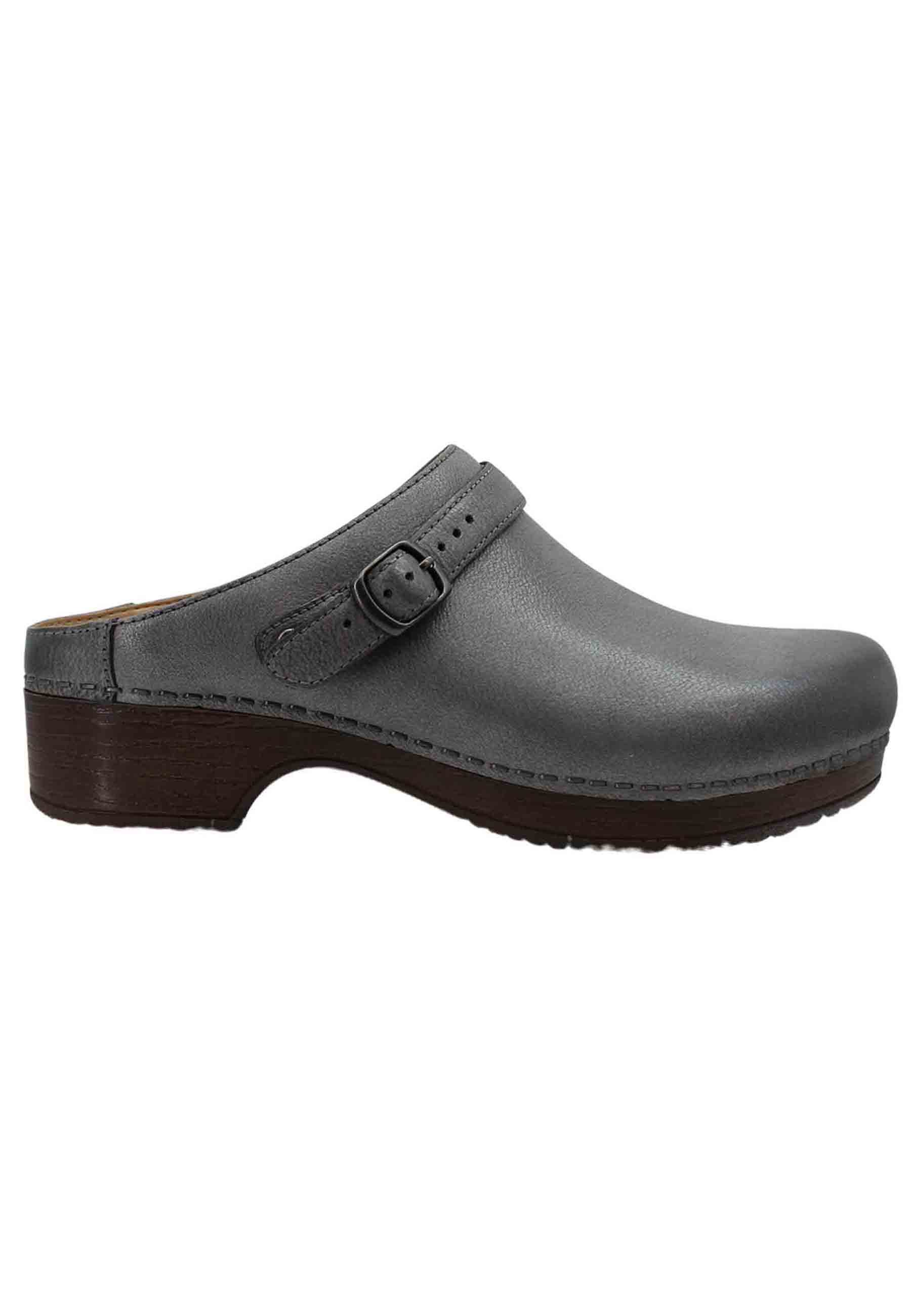 Women's mule in gray laminated leather with side buckle and padded insole