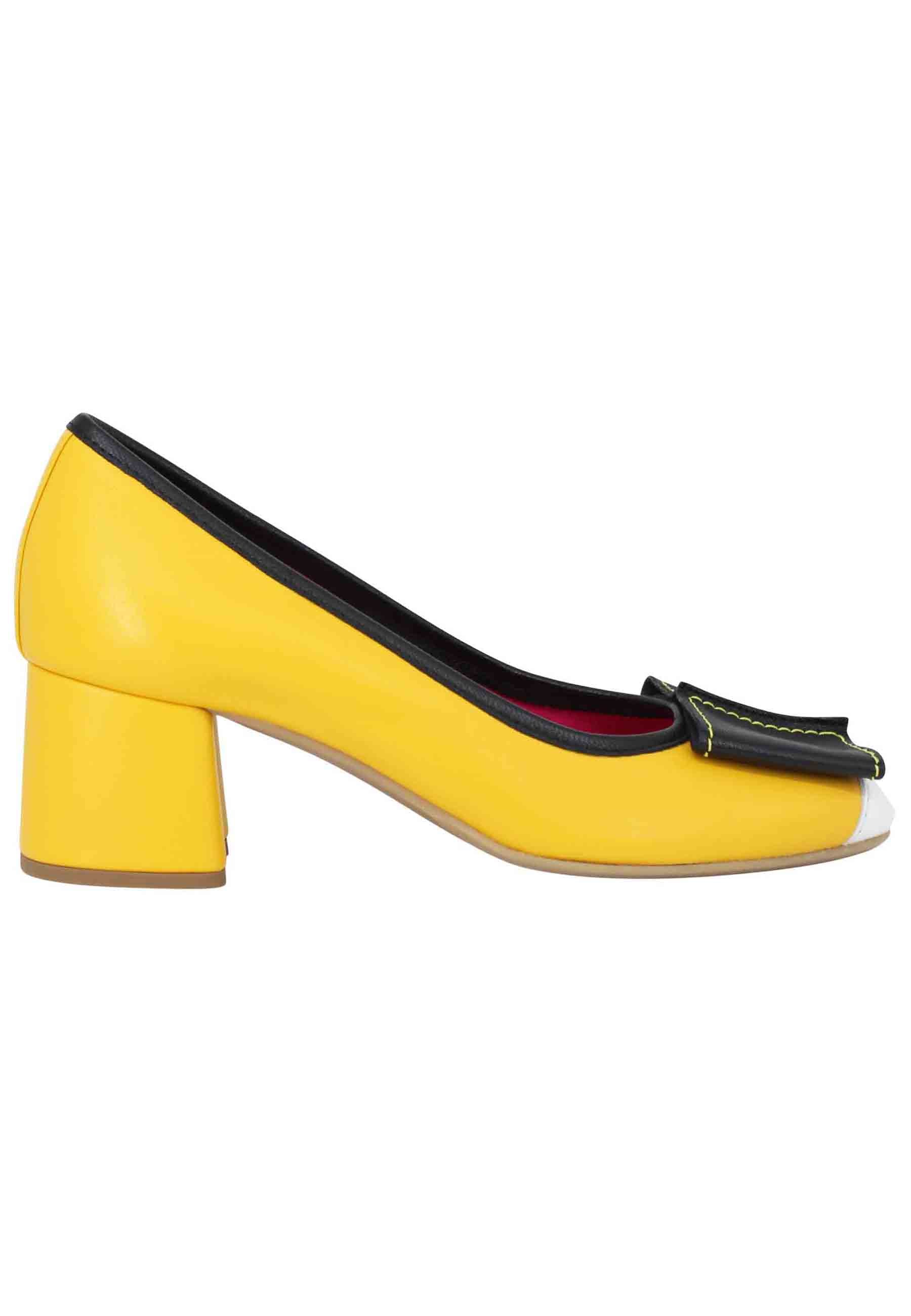 Women's yellow leather pumps with accessory and round toe