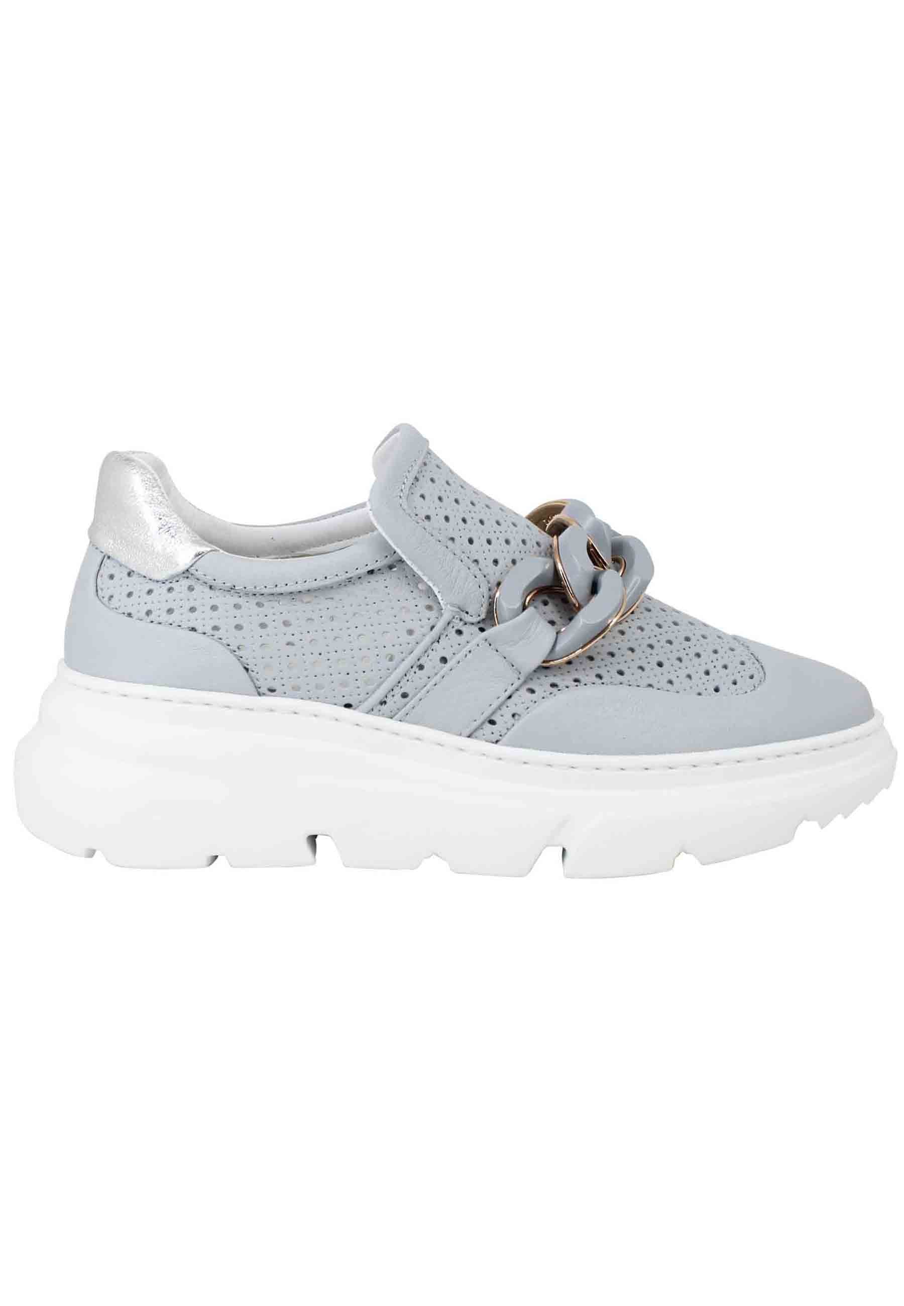 Spatarella Sneakers donna in pelle celeste forata con catena tono su tono