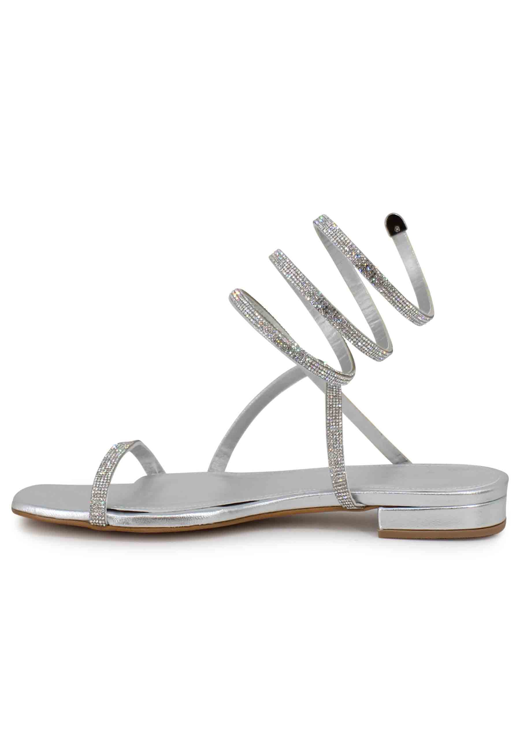 Sandali bassi donna in tessuto argento con strass e cavigliera a serpente 658 600 Tsakiris Mallas 