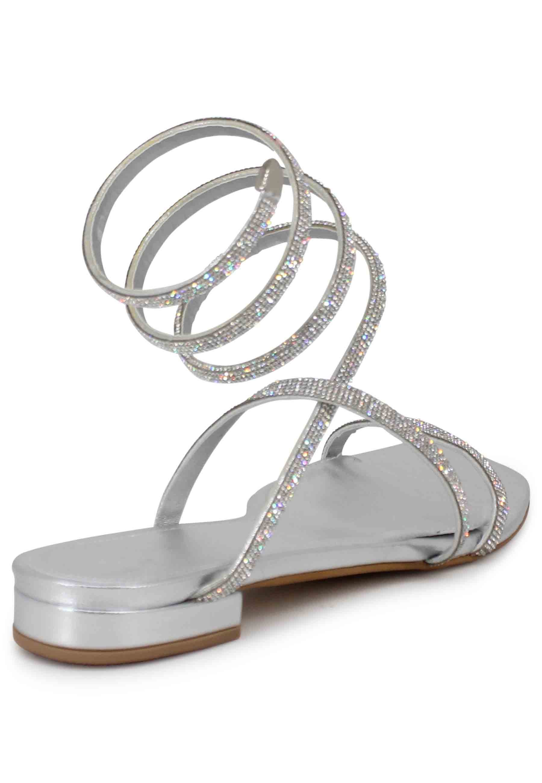 Sandali bassi donna in tessuto argento con strass e cavigliera a serpente 658 600 Tsakiris Mallas 