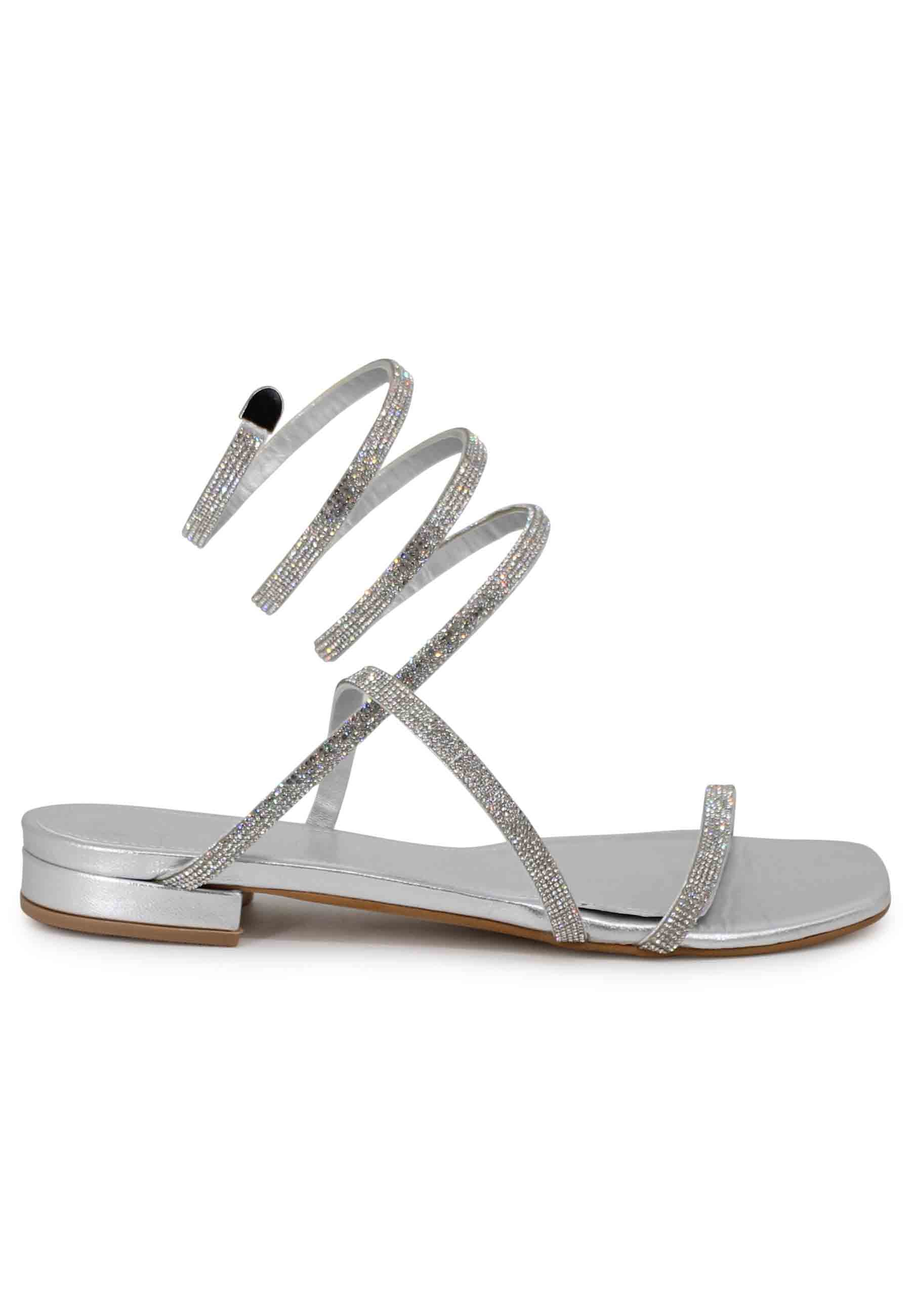 Women's flat sandals in silver fabric with rhinestones and snake anklet