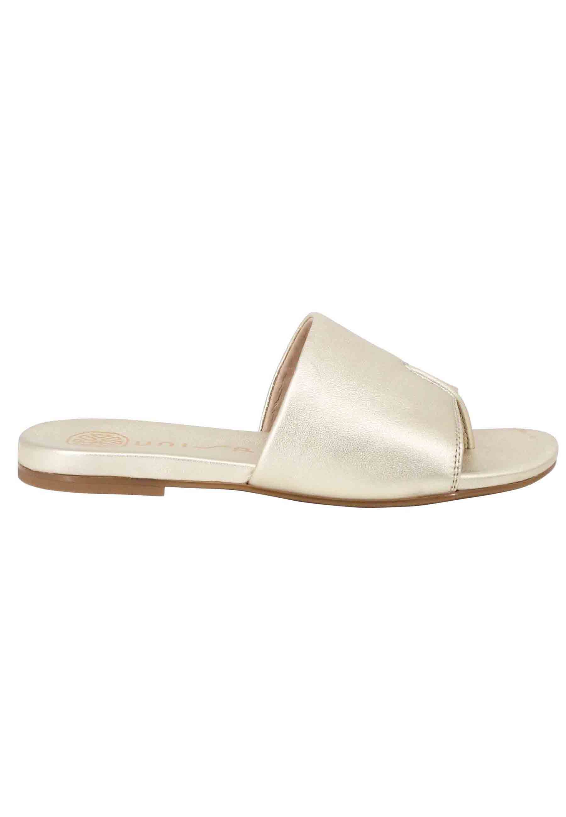 Women's flat thong sandals in platinum laminated leather with rubber sole