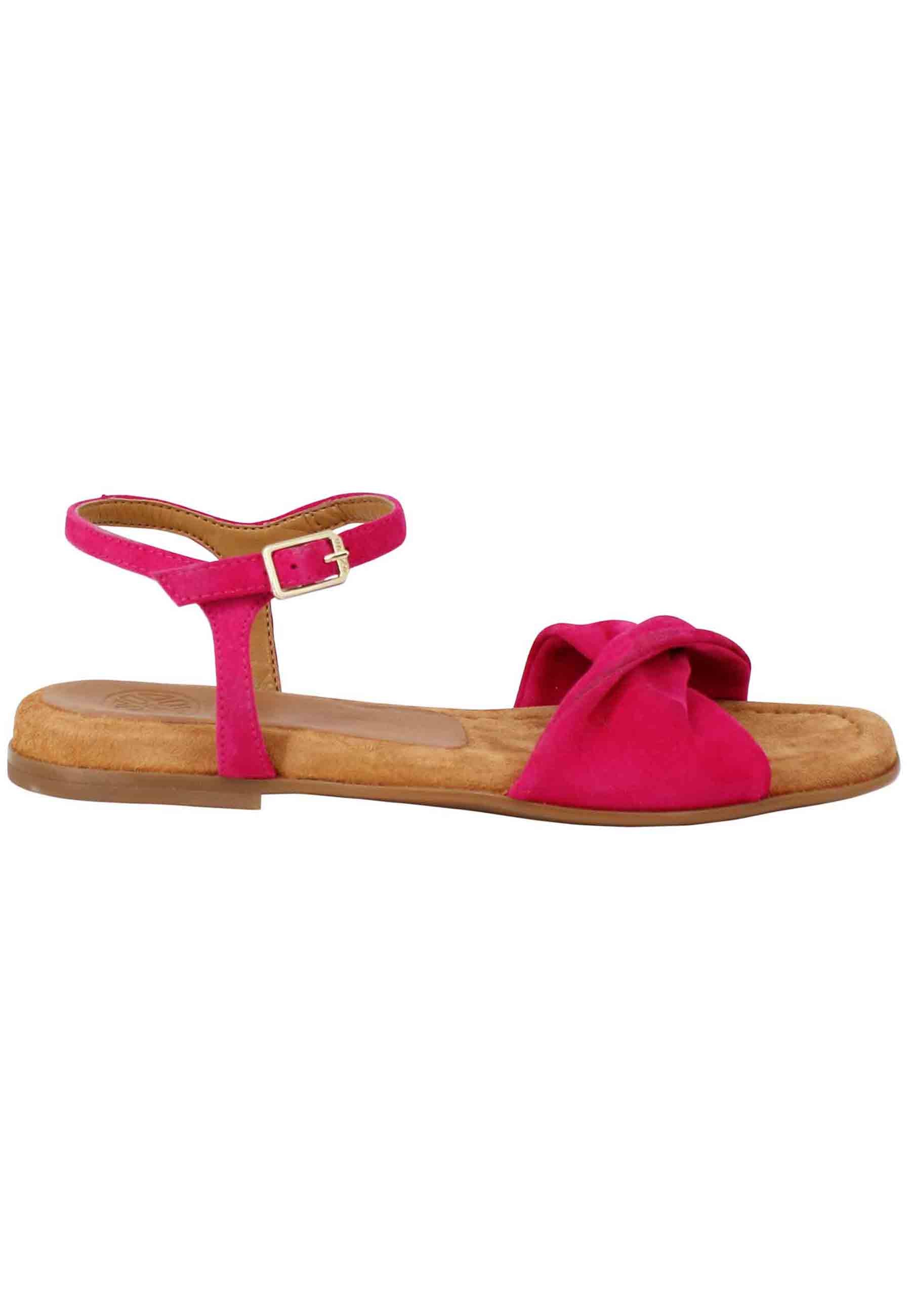 Women's flat sandals in strawberry suede with strap and padded insole