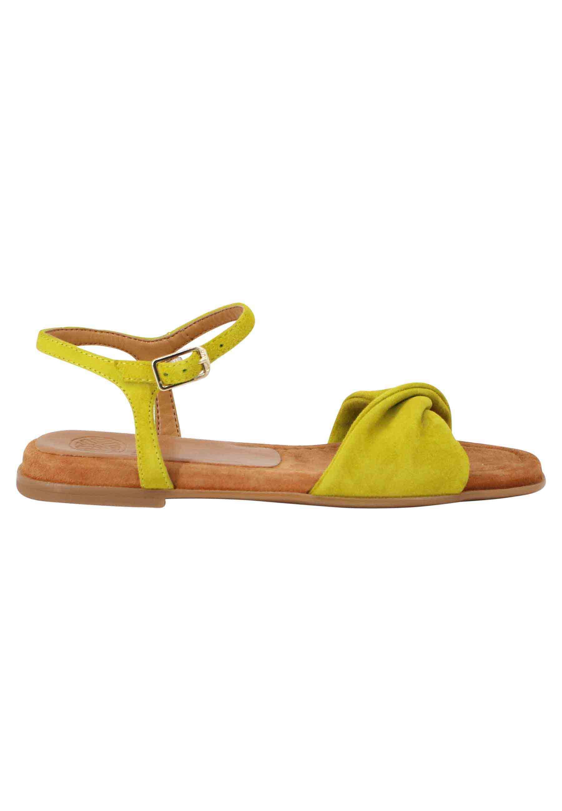 Women's flat sandals in green suede with strap and padded insole