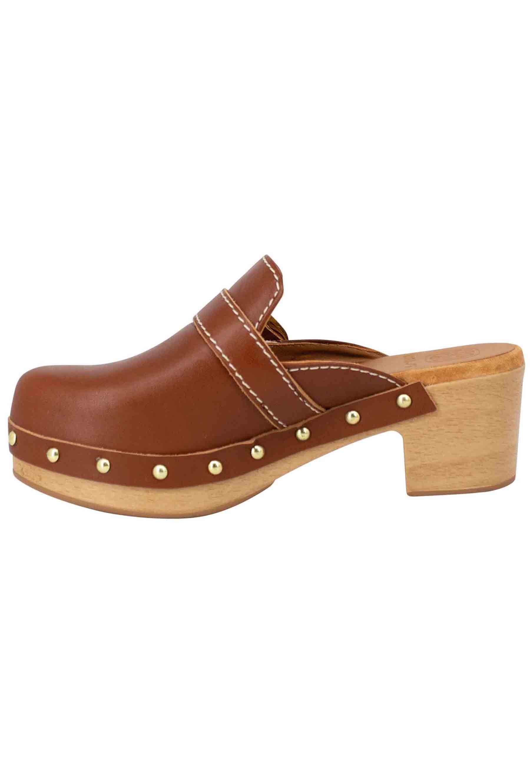 Women's clogs in tan leather with side buckle and closed toe