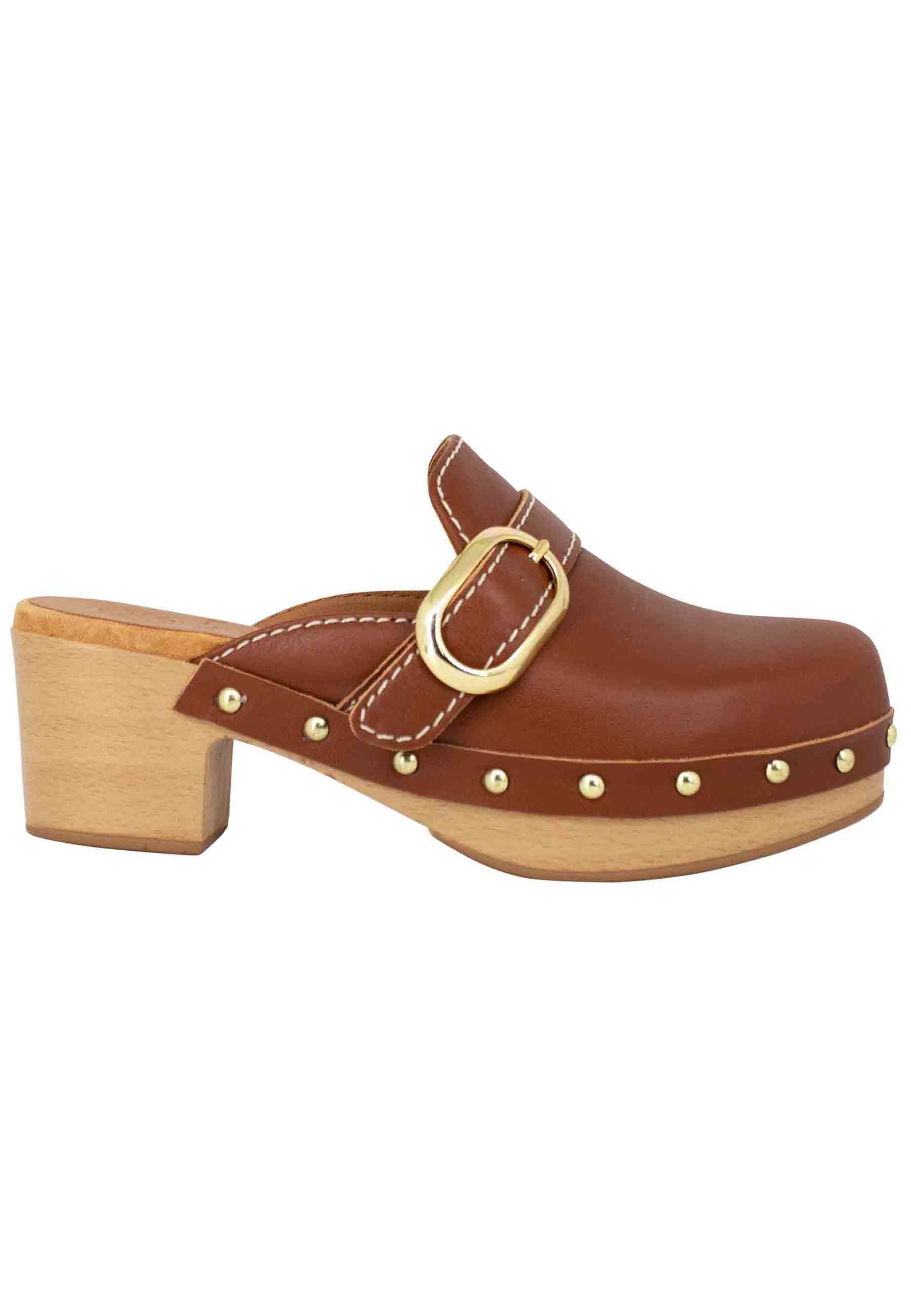 Women's clogs in tan leather with side buckle and closed toe
