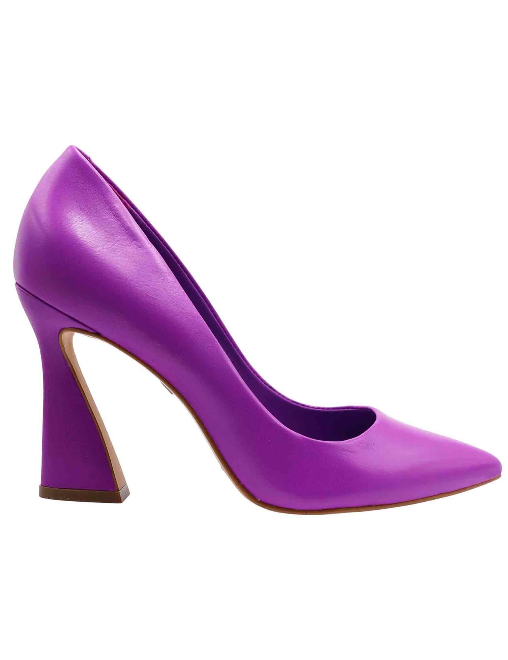 Women's pumps in purple leather with high heel and pointed toe