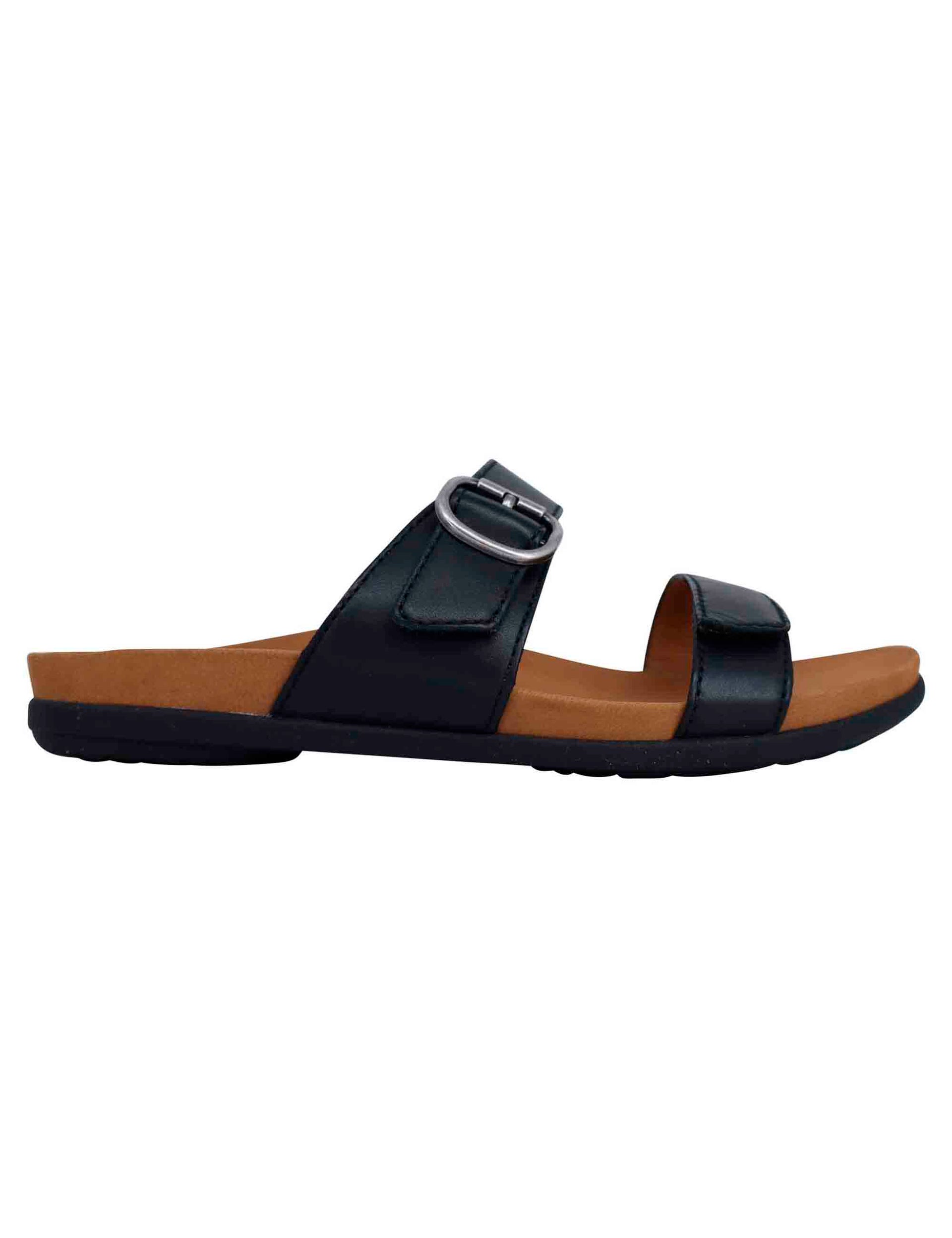 Women's flat sandals in black leather with side buckle