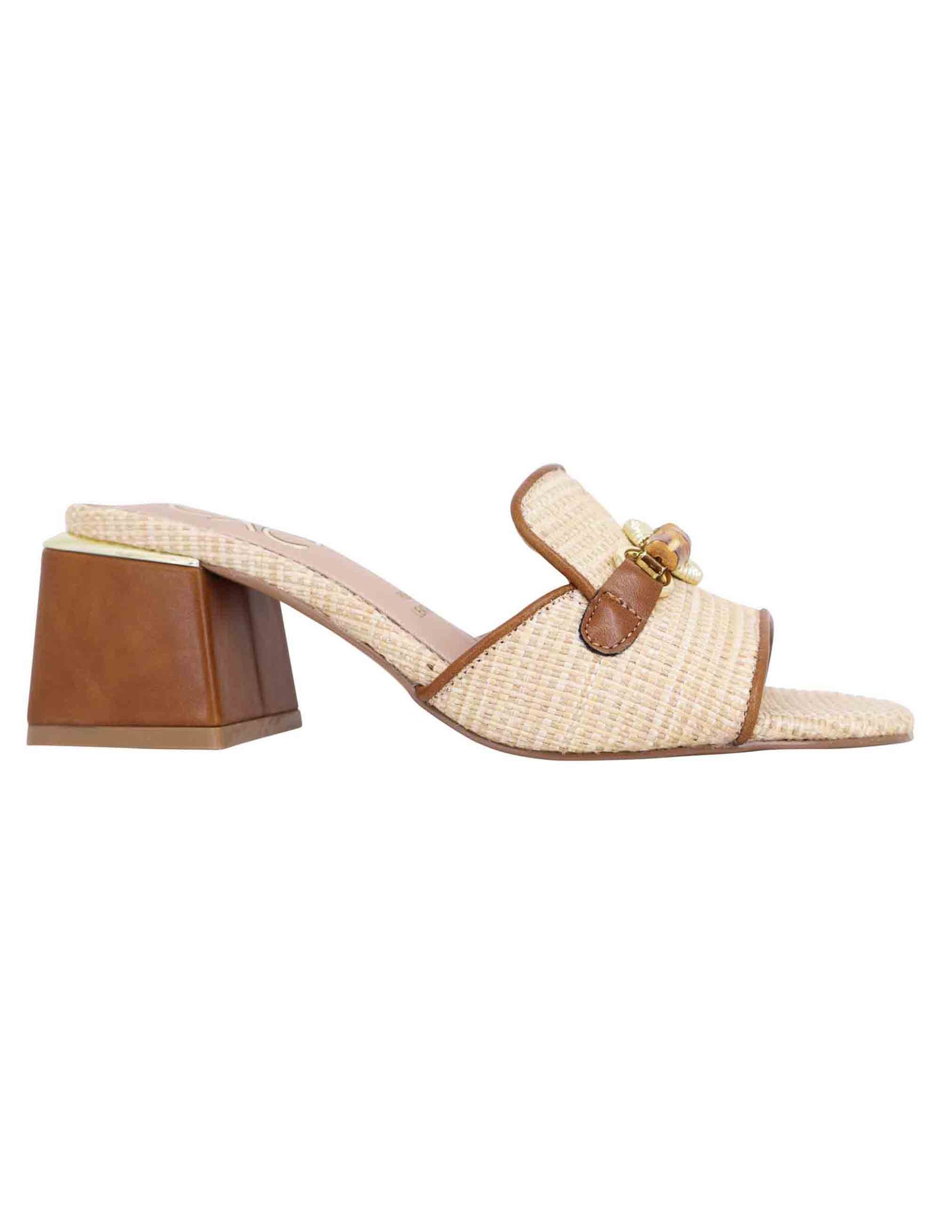 Women's sandals in beige fabric and leather with clamp